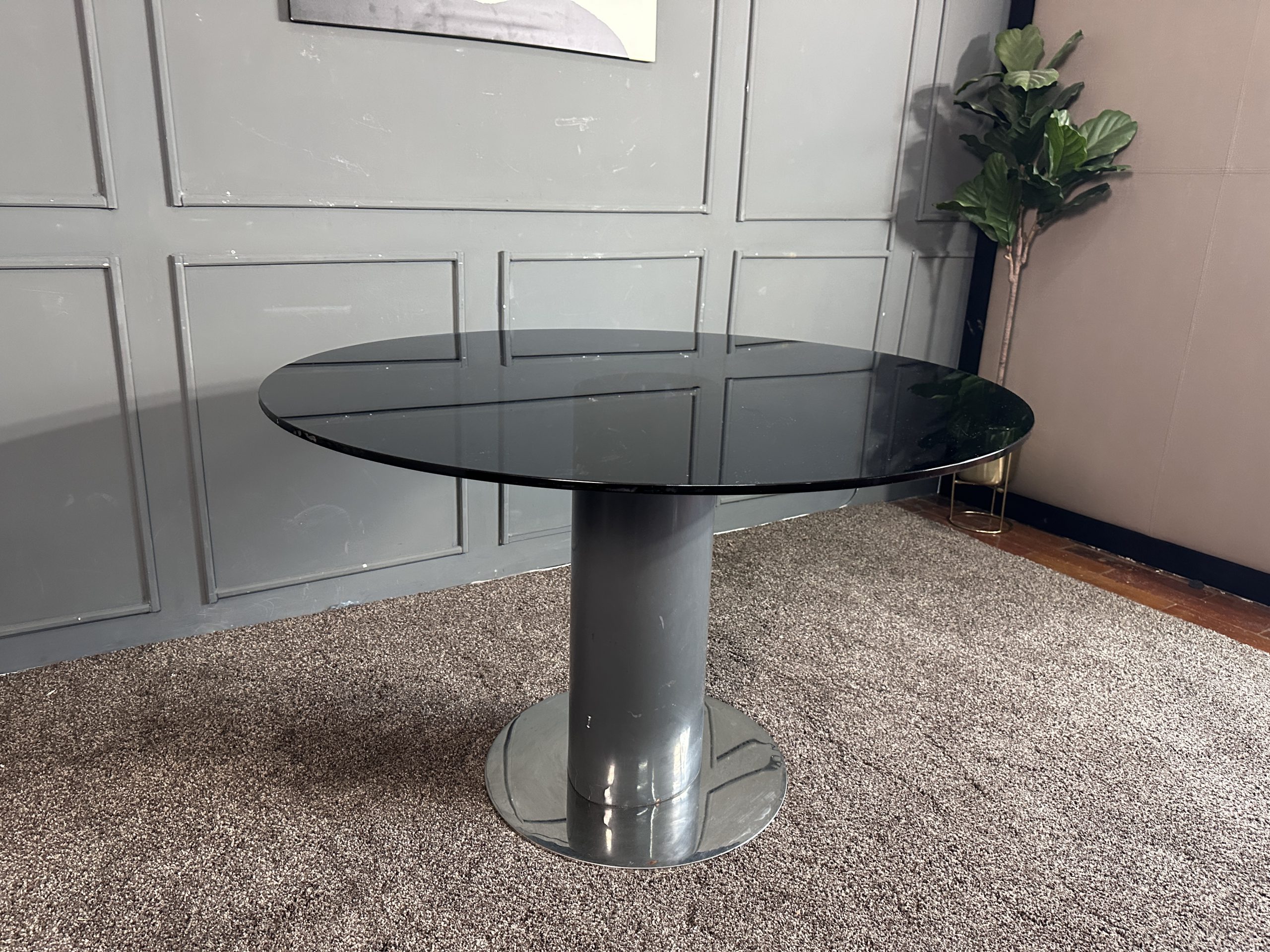 ชุดโต๊ะทานอาหาร 4 ที่นั่ง ท็อปกระจกกลมสีดำ ฐานเหล็กขา ชุดโต๊ะทานอาหาร 4 ที่นั่ง ท็อปกระจกกลมสีดำ ฐานเหล็กขา