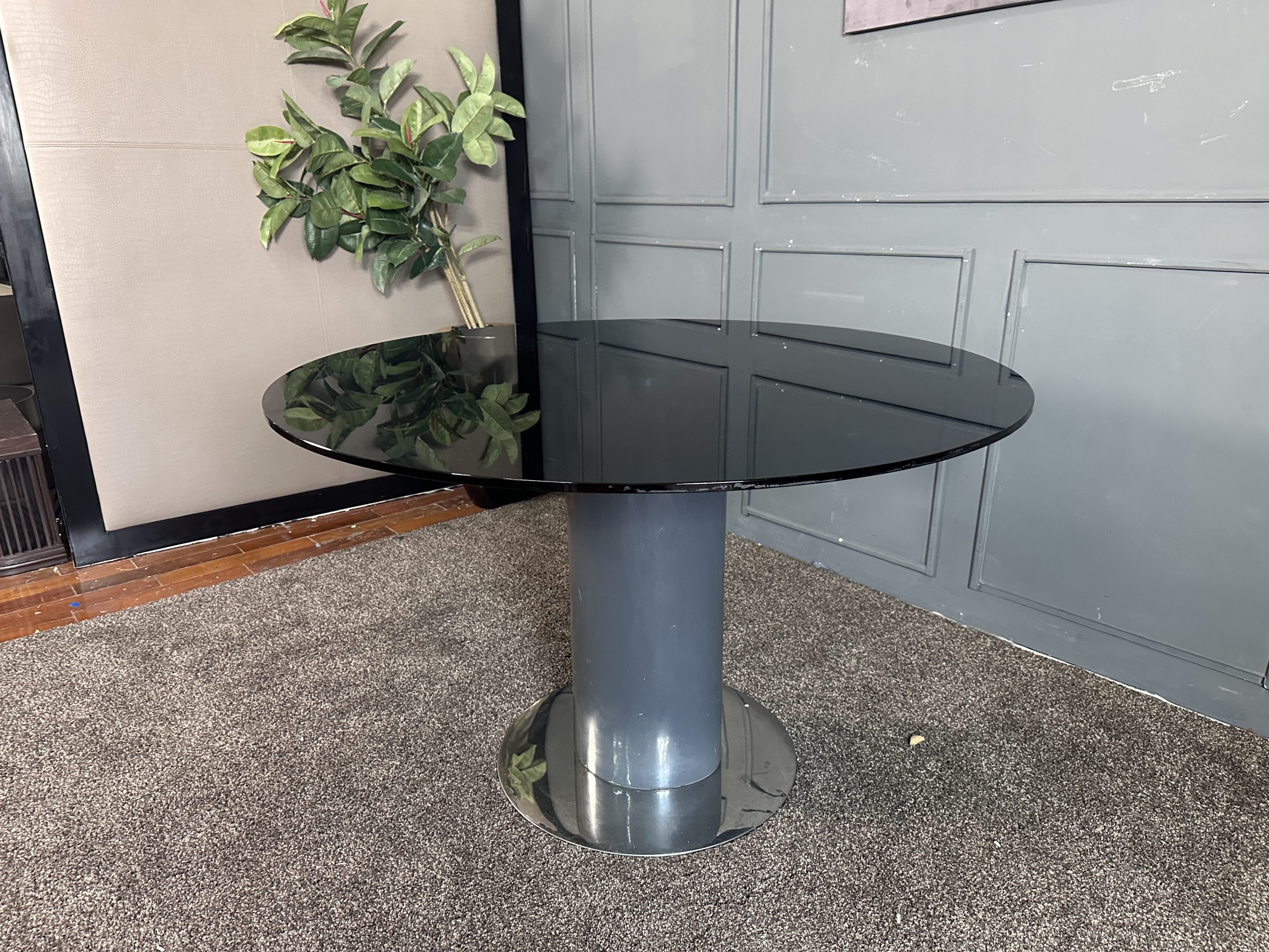 ชุดโต๊ะทานอาหาร 4 ที่นั่ง ท็อปกระจกกลมสีดำ ฐานเหล็กขา ชุดโต๊ะทานอาหาร 4 ที่นั่ง ท็อปกระจกกลมสีดำ ฐานเหล็กขา