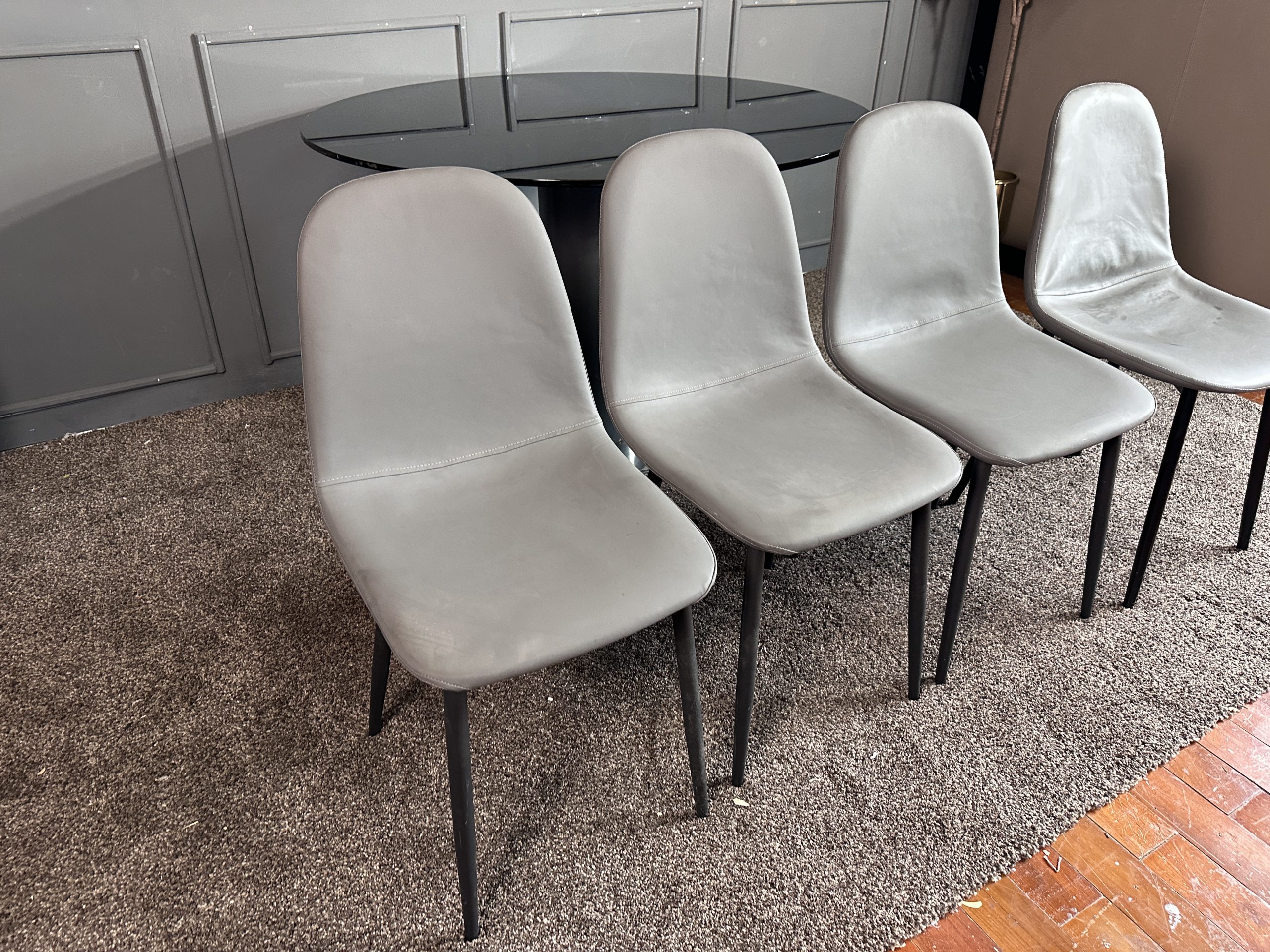 ชุดโต๊ะทานอาหาร 4 ที่นั่ง ท็อปกระจกกลมสีดำ ฐานเหล็กขา ชุดโต๊ะทานอาหาร 4 ที่นั่ง ท็อปกระจกกลมสีดำ ฐานเหล็กขา