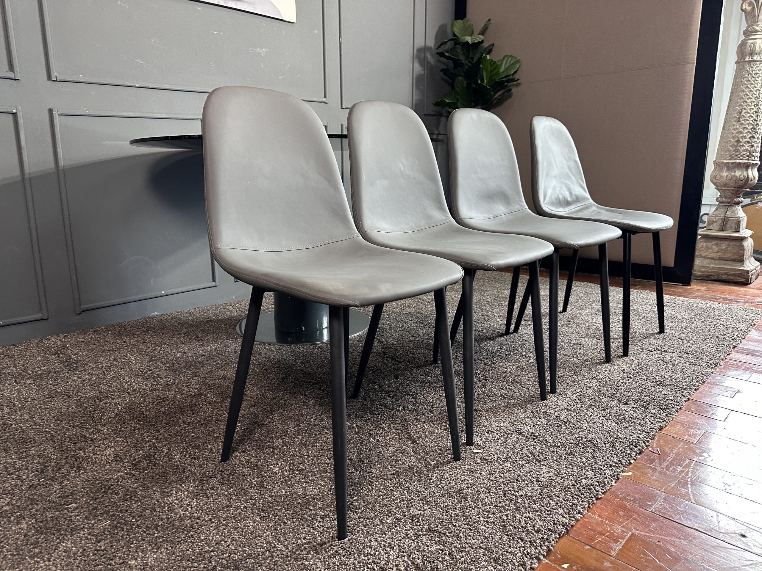 ชุดโต๊ะทานอาหาร 4 ที่นั่ง ท็อปกระจกกลมสีดำ ฐานเหล็กขา ชุดโต๊ะทานอาหาร 4 ที่นั่ง ท็อปกระจกกลมสีดำ ฐานเหล็กขา