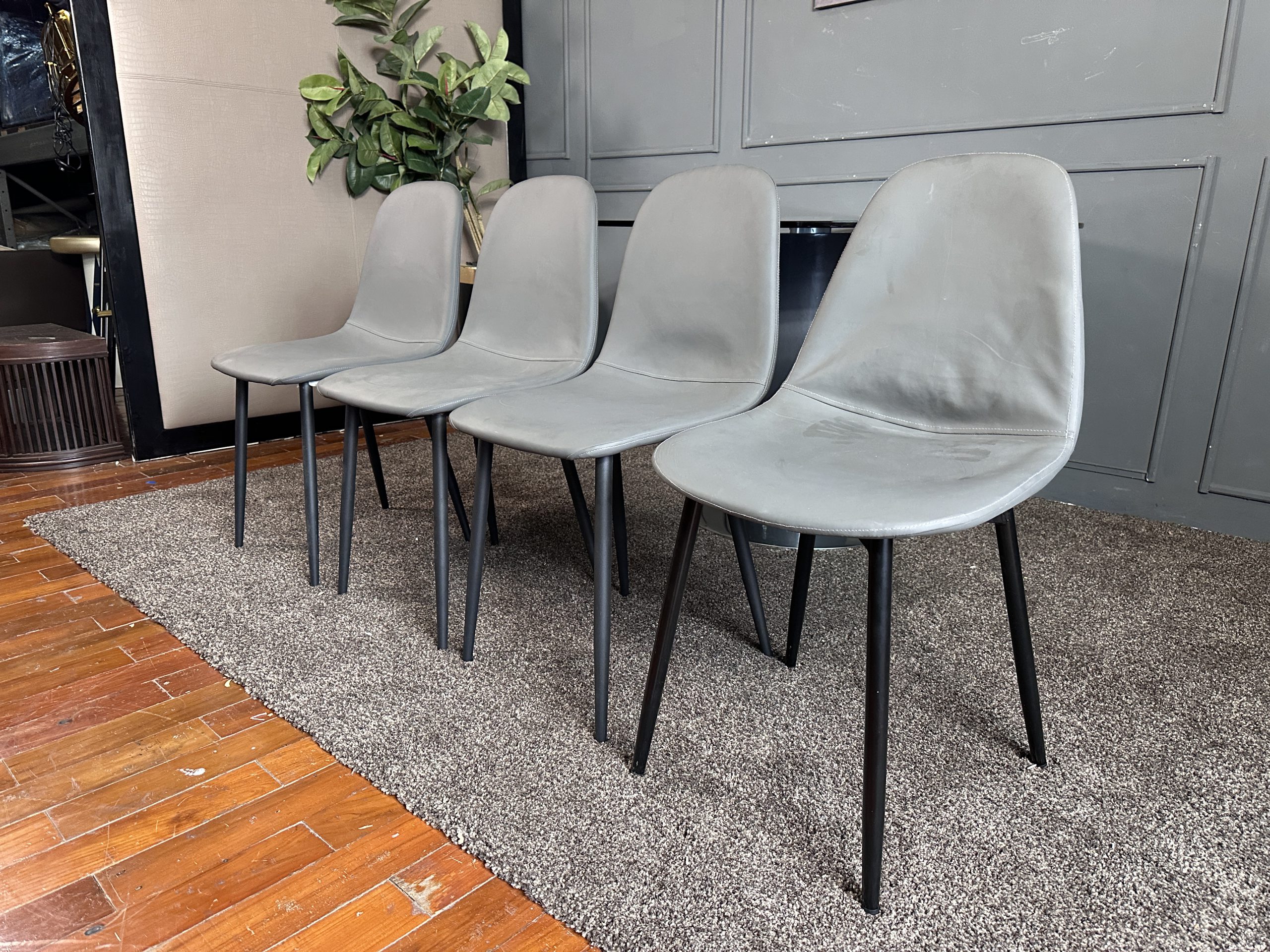 ชุดโต๊ะทานอาหาร 4 ที่นั่ง ท็อปกระจกกลมสีดำ ฐานเหล็กขา ชุดโต๊ะทานอาหาร 4 ที่นั่ง ท็อปกระจกกลมสีดำ ฐานเหล็กขา