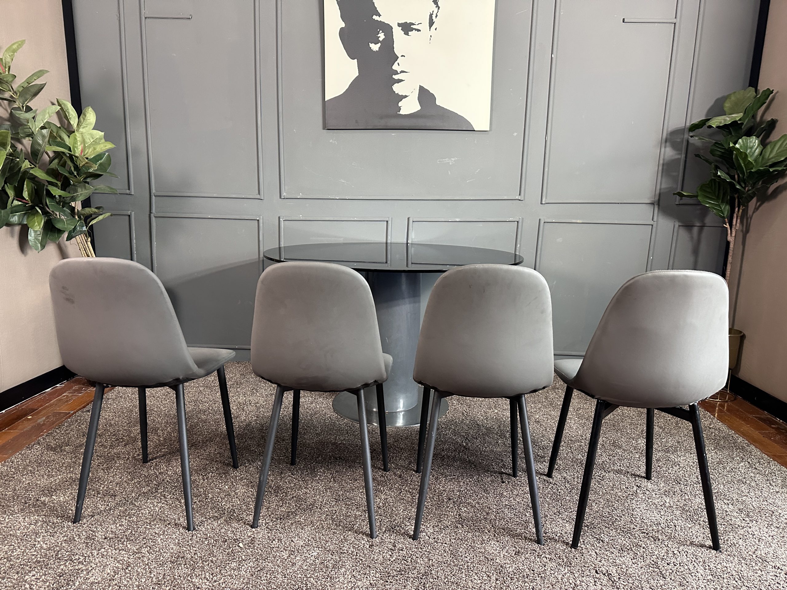 ชุดโต๊ะทานอาหาร 4 ที่นั่ง ท็อปกระจกกลมสีดำ ฐานเหล็กขา ชุดโต๊ะทานอาหาร 4 ที่นั่ง ท็อปกระจกกลมสีดำ ฐานเหล็กขา