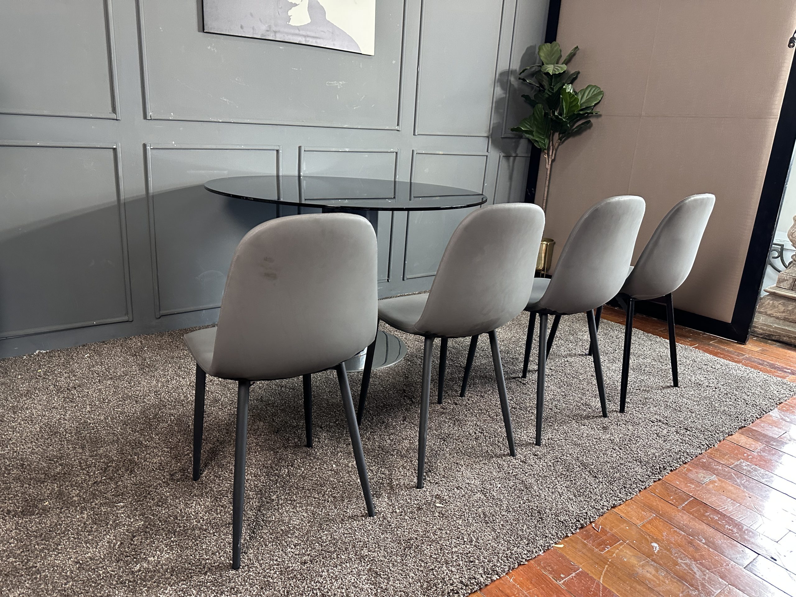 ชุดโต๊ะทานอาหาร 4 ที่นั่ง ท็อปกระจกกลมสีดำ ฐานเหล็กขา ชุดโต๊ะทานอาหาร 4 ที่นั่ง ท็อปกระจกกลมสีดำ ฐานเหล็กขา