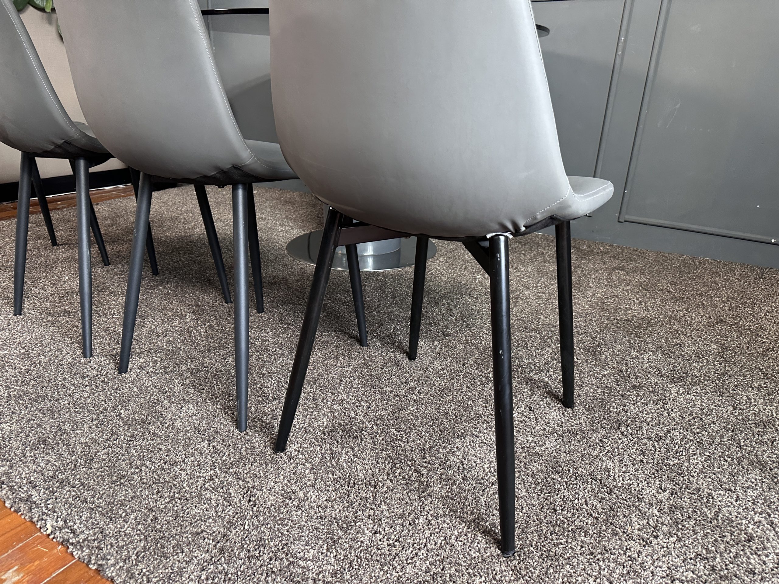 ชุดโต๊ะทานอาหาร 4 ที่นั่ง ท็อปกระจกกลมสีดำ ฐานเหล็กขา ชุดโต๊ะทานอาหาร 4 ที่นั่ง ท็อปกระจกกลมสีดำ ฐานเหล็กขา