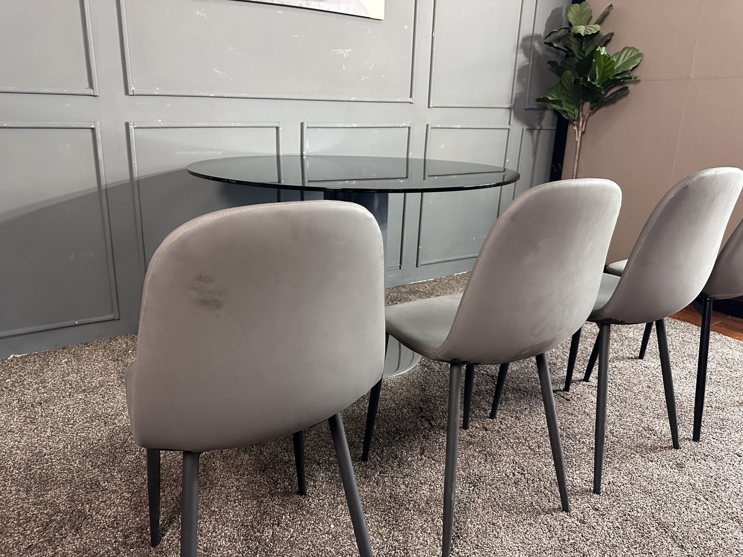 ชุดโต๊ะทานอาหาร 4 ที่นั่ง ท็อปกระจกกลมสีดำ ฐานเหล็กขา ชุดโต๊ะทานอาหาร 4 ที่นั่ง ท็อปกระจกกลมสีดำ ฐานเหล็กขา