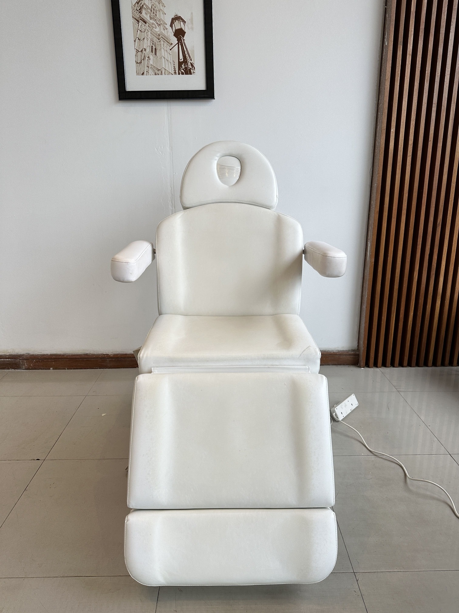 เตียงคลินิกไฟฟ้า เบาะหนัง PU สีครีม โครงขาเหล็กปรับเอนไฟฟ้า (แบบที่ 1) เตียงคลินิกไฟฟ้า เบาะหนัง PU สีครีม โครงขาเหล็กปรับเอนไฟฟ้า (แบบที่ 1)