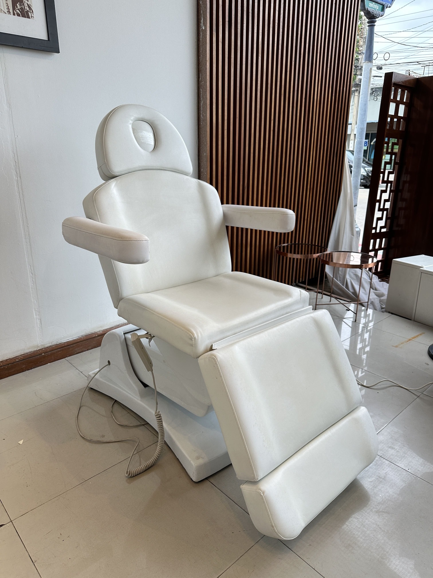 เตียงคลินิกไฟฟ้า เบาะหนัง PU สีครีม โครงขาเหล็กปรับเอนไฟฟ้า (แบบที่ 1) เตียงคลินิกไฟฟ้า เบาะหนัง PU สีครีม โครงขาเหล็กปรับเอนไฟฟ้า (แบบที่ 1)