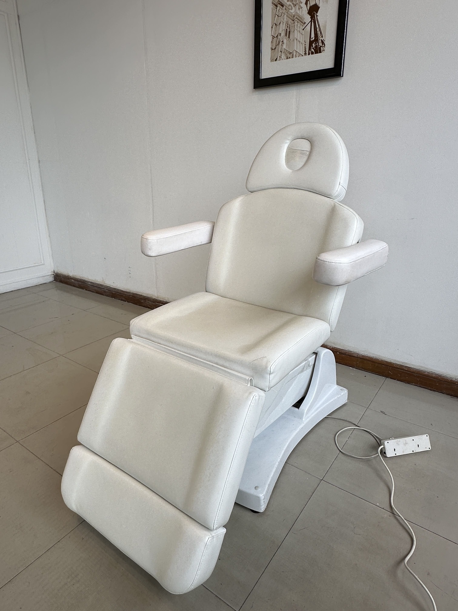 เตียงคลินิกไฟฟ้า เบาะหนัง PU สีครีม โครงขาเหล็กปรับเอนไฟฟ้า (แบบที่ 1) เตียงคลินิกไฟฟ้า เบาะหนัง PU สีครีม โครงขาเหล็กปรับเอนไฟฟ้า (แบบที่ 1)