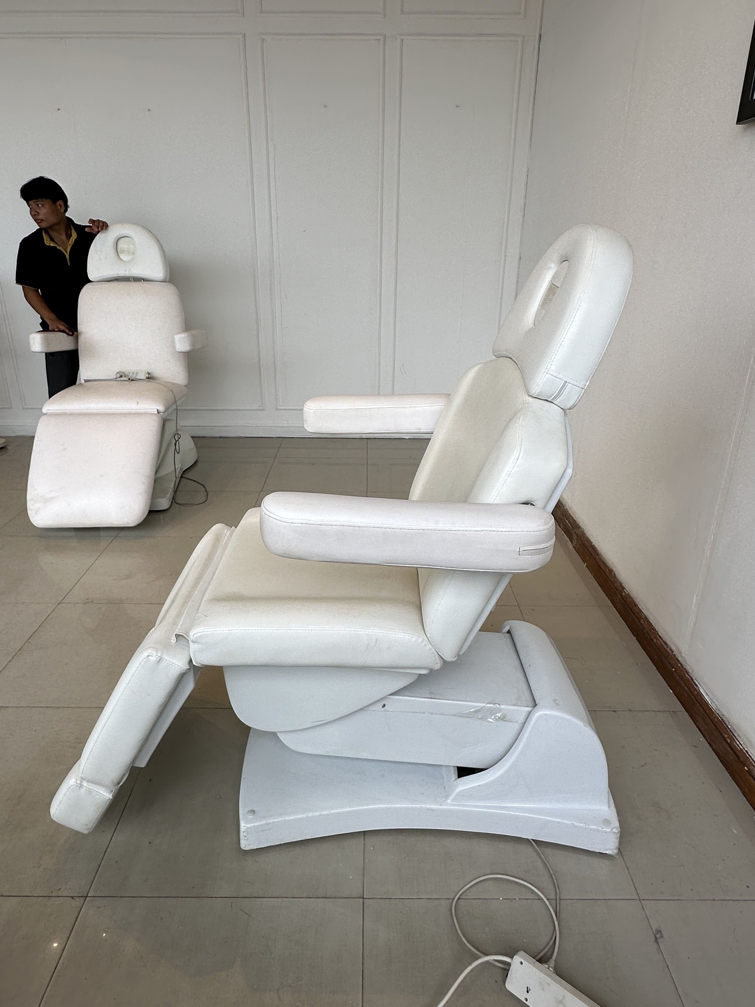 เตียงคลินิกไฟฟ้า เบาะหนัง PU สีครีม โครงขาเหล็กปรับเอนไฟฟ้า (แบบที่ 1) เตียงคลินิกไฟฟ้า เบาะหนัง PU สีครีม โครงขาเหล็กปรับเอนไฟฟ้า (แบบที่ 1)