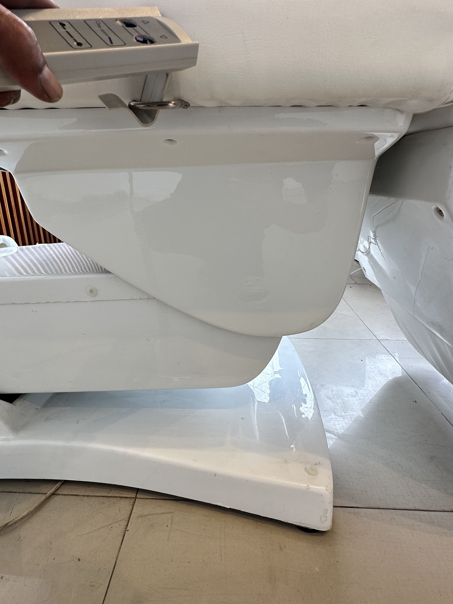 เตียงคลินิกไฟฟ้า เบาะหนัง PU สีครีม โครงขาเหล็กปรับเอนไฟฟ้า (แบบที่ 1) เตียงคลินิกไฟฟ้า เบาะหนัง PU สีครีม โครงขาเหล็กปรับเอนไฟฟ้า (แบบที่ 1)