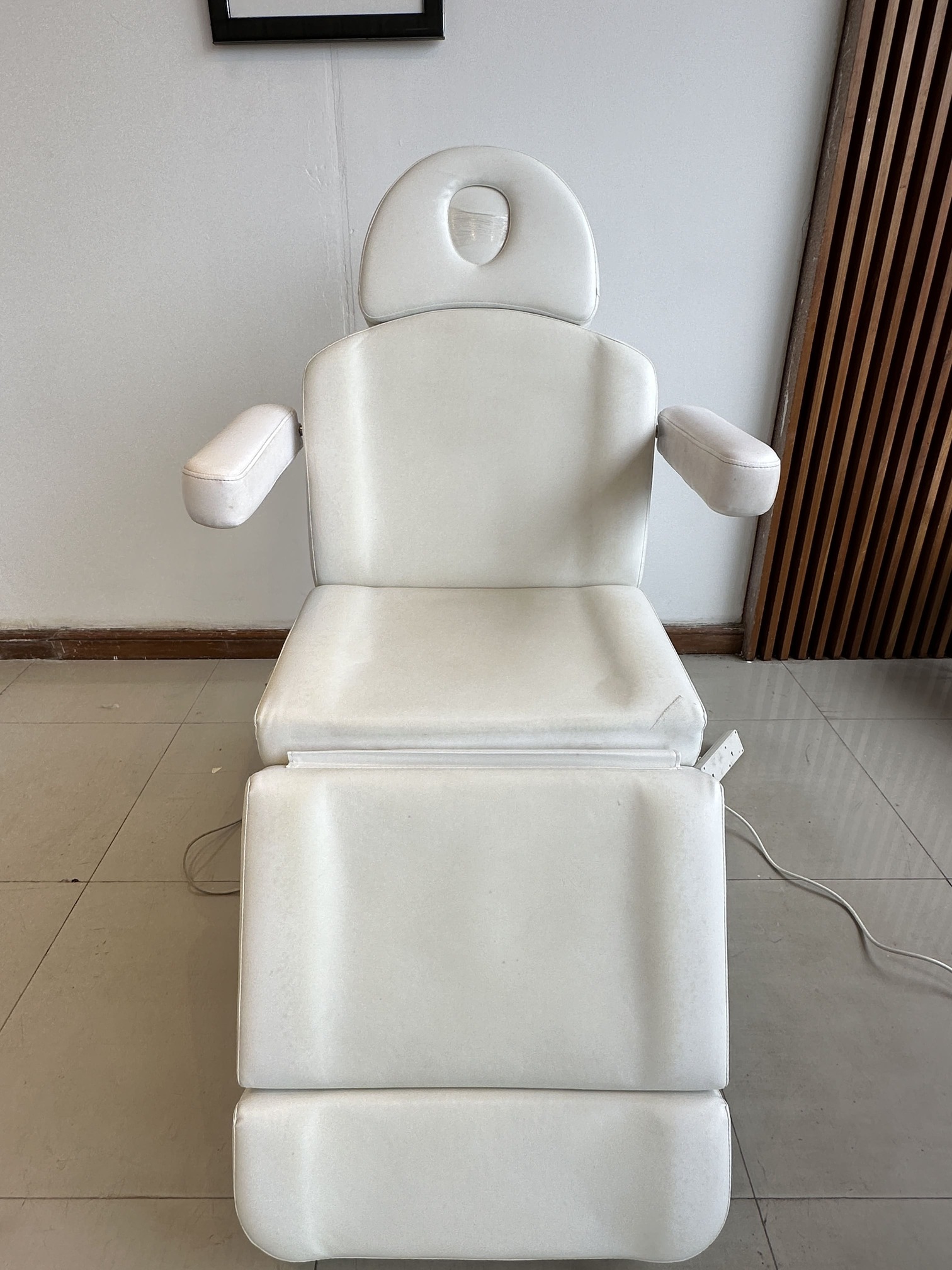 เตียงคลินิกไฟฟ้า เบาะหนัง PU สีครีม โครงขาเหล็กปรับเอนไฟฟ้า (แบบที่ 1) เตียงคลินิกไฟฟ้า เบาะหนัง PU สีครีม โครงขาเหล็กปรับเอนไฟฟ้า (แบบที่ 1)