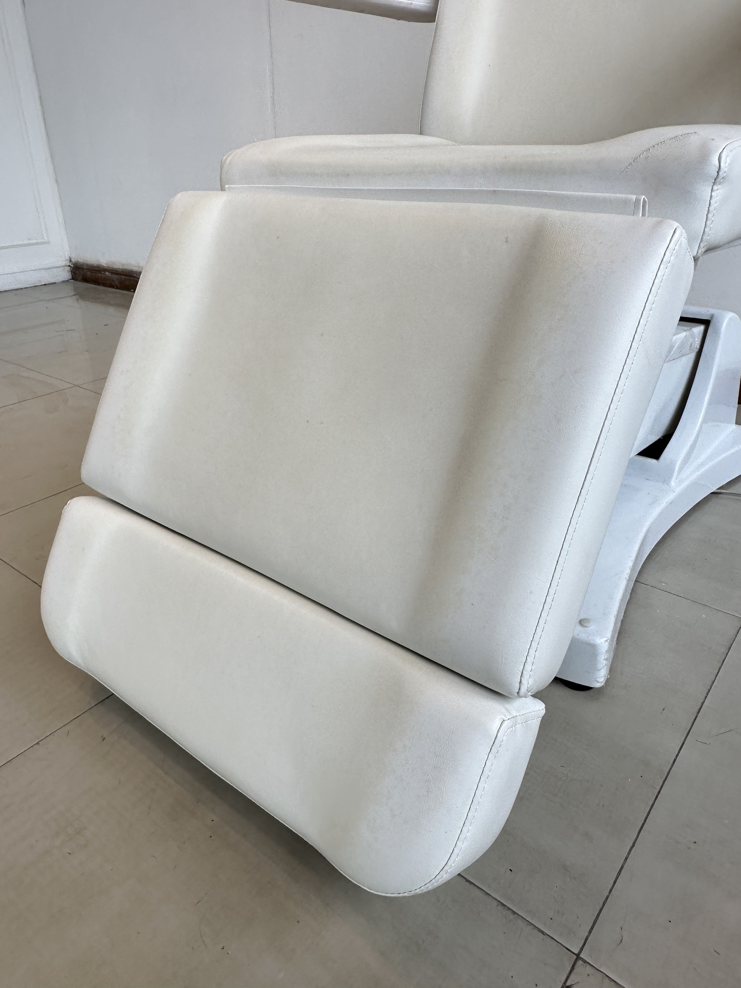 เตียงคลินิกไฟฟ้า เบาะหนัง PU สีครีม โครงขาเหล็กปรับเอนไฟฟ้า (แบบที่ 1) เตียงคลินิกไฟฟ้า เบาะหนัง PU สีครีม โครงขาเหล็กปรับเอนไฟฟ้า (แบบที่ 1)