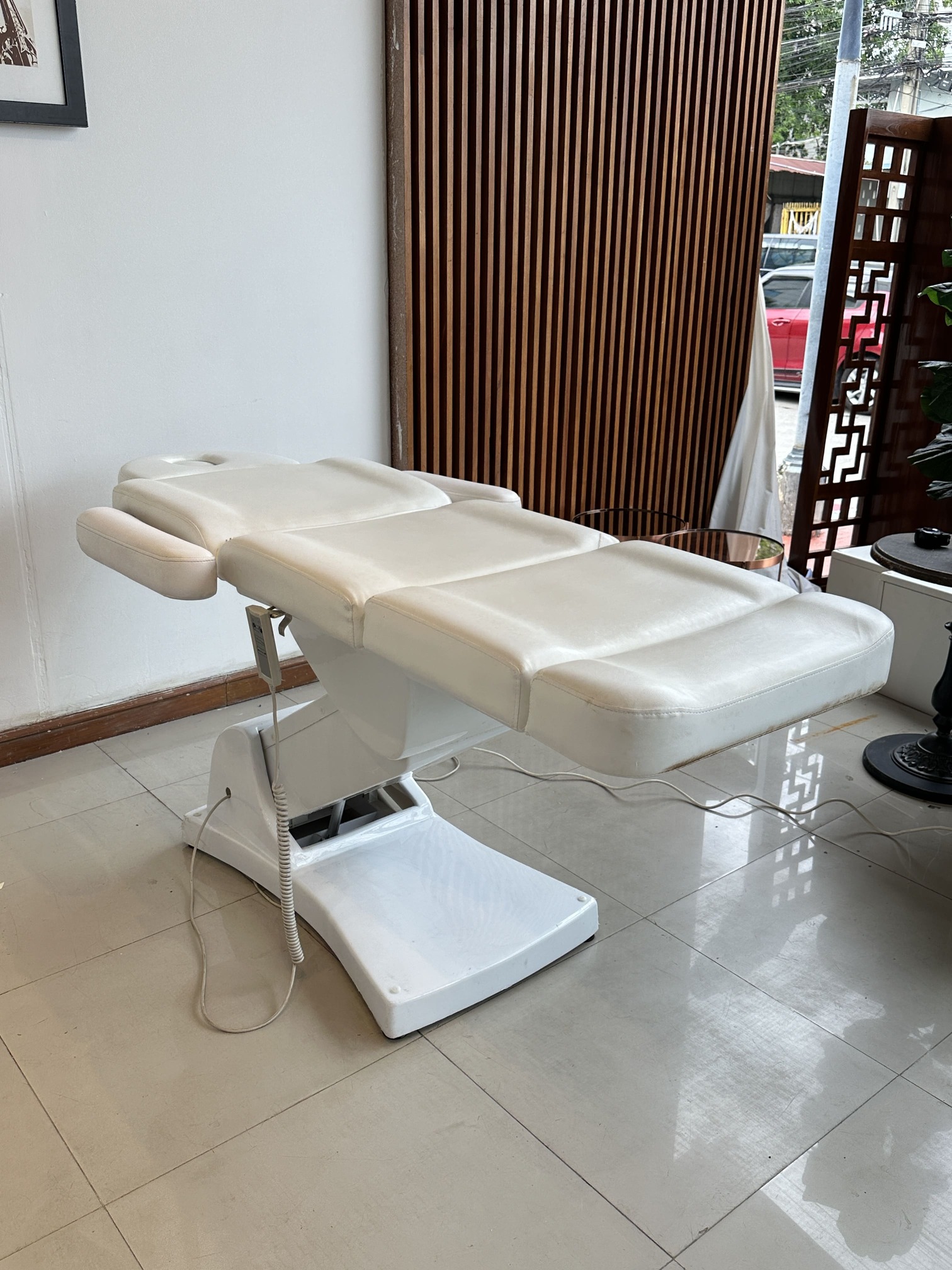 เตียงคลินิกไฟฟ้า เบาะหนัง PU สีครีม โครงขาเหล็กปรับเอนไฟฟ้า (แบบที่ 1) เตียงคลินิกไฟฟ้า เบาะหนัง PU สีครีม โครงขาเหล็กปรับเอนไฟฟ้า (แบบที่ 1)