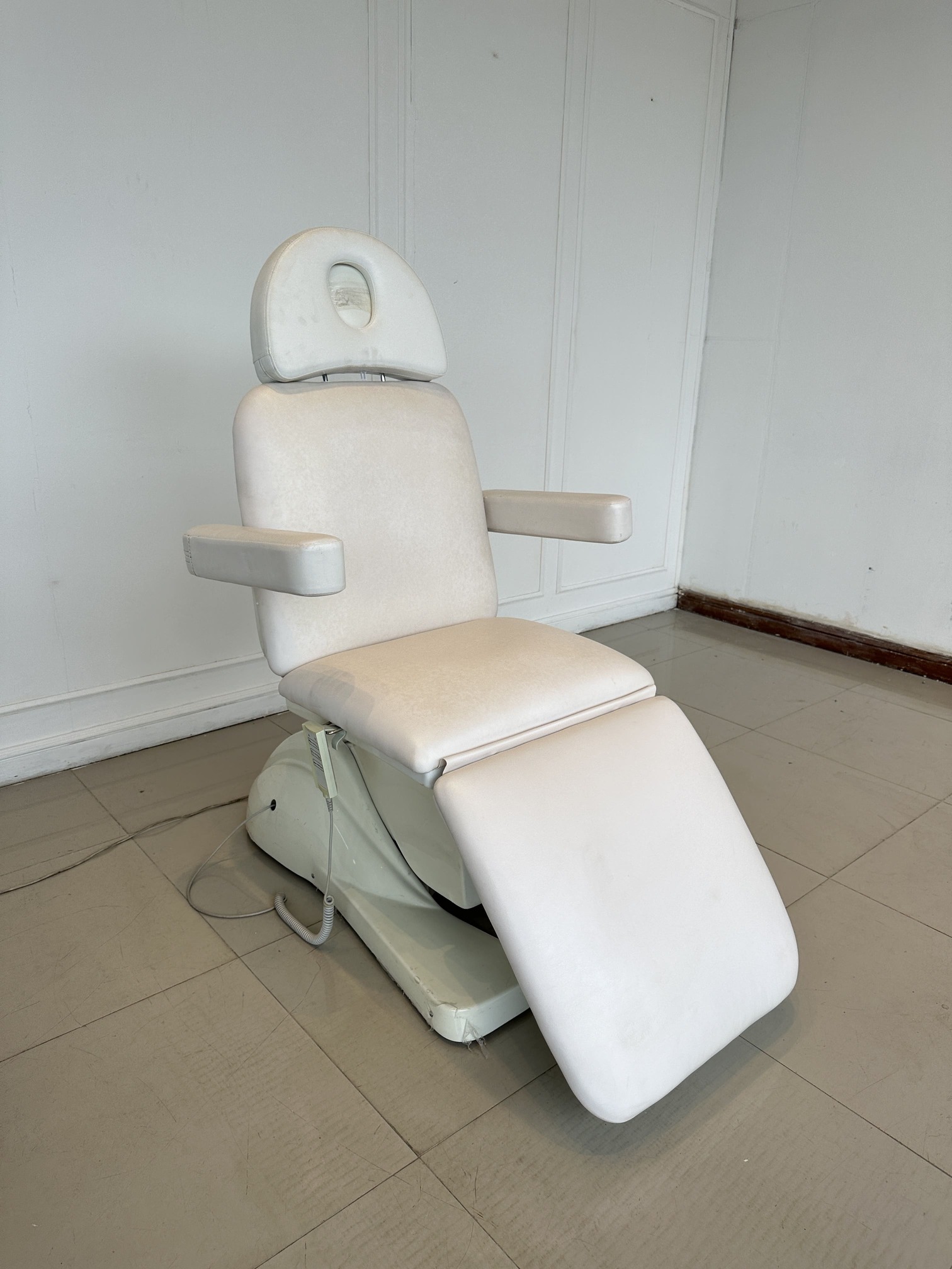 เตียงคลินิกไฟฟ้า เบาะหนัง PU สีครีม โครงขาเหล็กปรับเอนไฟฟ้า (แบบที่ 2) เตียงคลินิกไฟฟ้า เบาะหนัง PU สีครีม โครงขาเหล็กปรับเอนไฟฟ้า (แบบที่ 2)