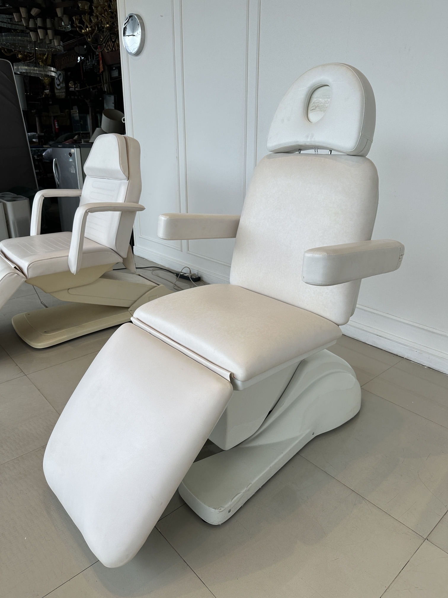 เตียงคลินิกไฟฟ้า เบาะหนัง PU สีครีม โครงขาเหล็กปรับเอนไฟฟ้า (แบบที่ 2) เตียงคลินิกไฟฟ้า เบาะหนัง PU สีครีม โครงขาเหล็กปรับเอนไฟฟ้า (แบบที่ 2)