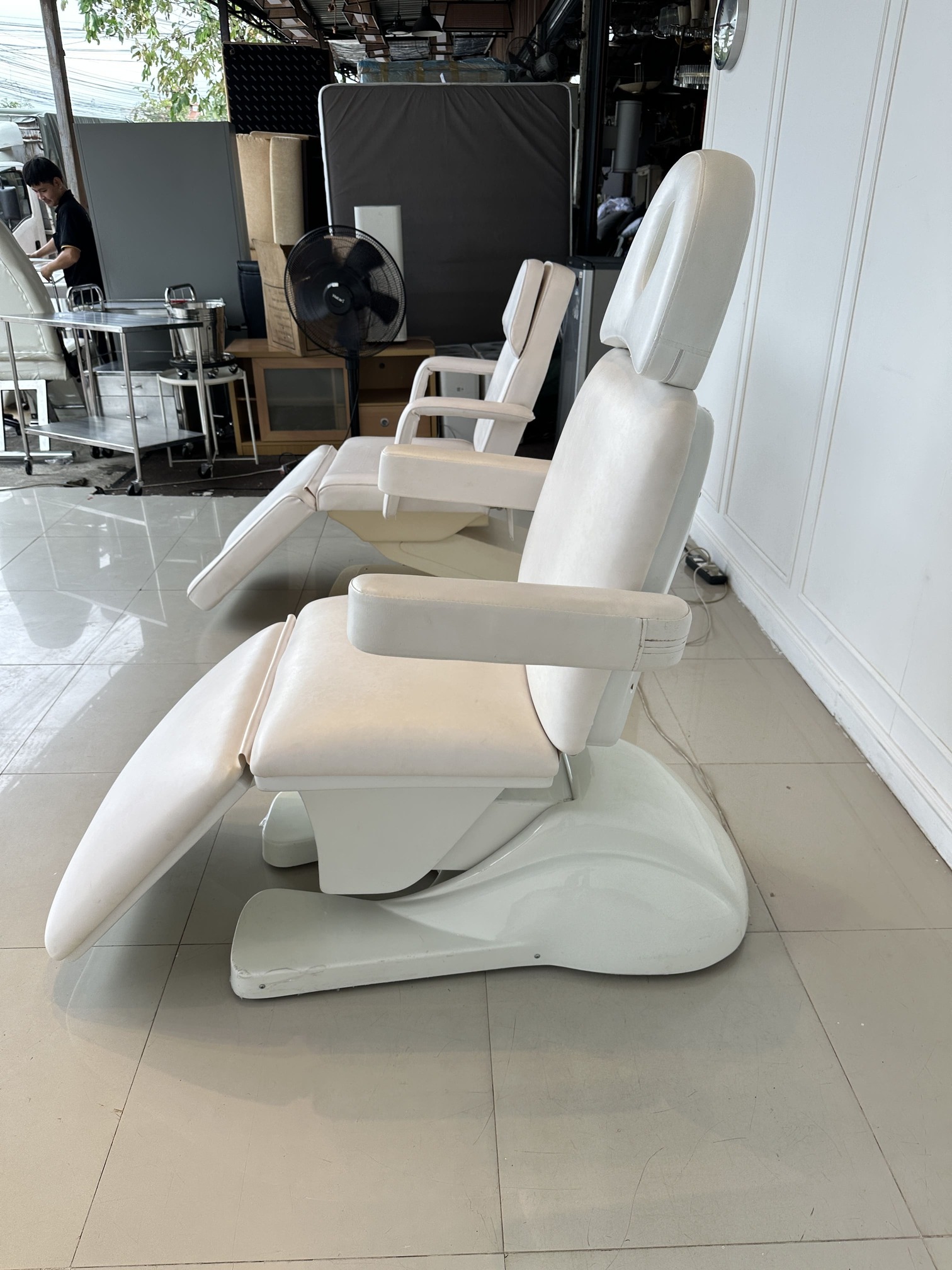 เตียงคลินิกไฟฟ้า เบาะหนัง PU สีครีม โครงขาเหล็กปรับเอนไฟฟ้า (แบบที่ 2) เตียงคลินิกไฟฟ้า เบาะหนัง PU สีครีม โครงขาเหล็กปรับเอนไฟฟ้า (แบบที่ 2)