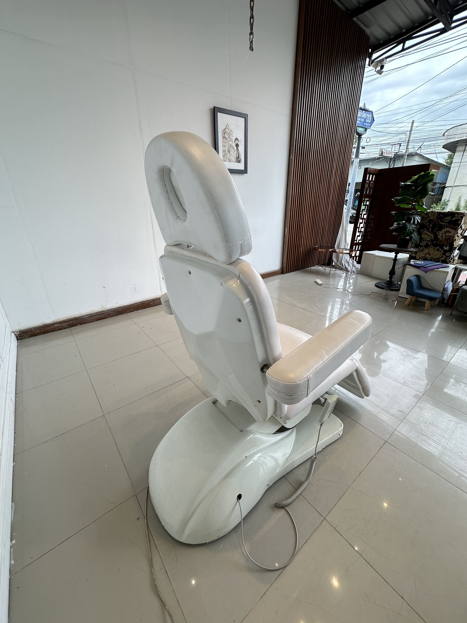 เตียงคลินิกไฟฟ้า เบาะหนัง PU สีครีม โครงขาเหล็กปรับเอนไฟฟ้า (แบบที่ 2) เตียงคลินิกไฟฟ้า เบาะหนัง PU สีครีม โครงขาเหล็กปรับเอนไฟฟ้า (แบบที่ 2)