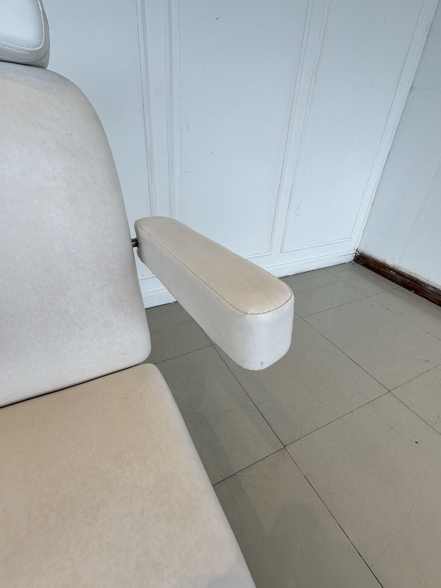 เตียงคลินิกไฟฟ้า เบาะหนัง PU สีครีม โครงขาเหล็กปรับเอนไฟฟ้า (แบบที่ 2) เตียงคลินิกไฟฟ้า เบาะหนัง PU สีครีม โครงขาเหล็กปรับเอนไฟฟ้า (แบบที่ 2)