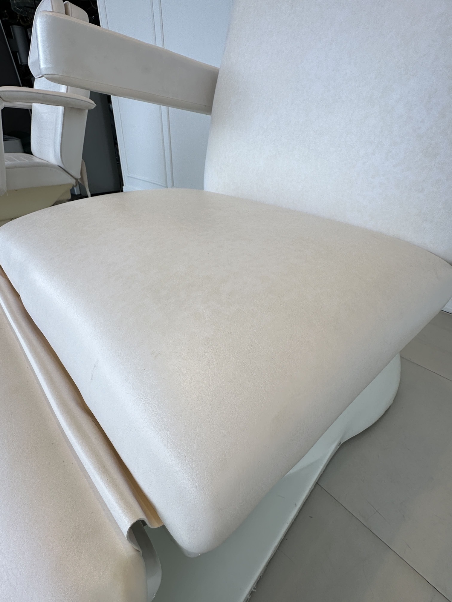 เตียงคลินิกไฟฟ้า เบาะหนัง PU สีครีม โครงขาเหล็กปรับเอนไฟฟ้า (แบบที่ 2) เตียงคลินิกไฟฟ้า เบาะหนัง PU สีครีม โครงขาเหล็กปรับเอนไฟฟ้า (แบบที่ 2)