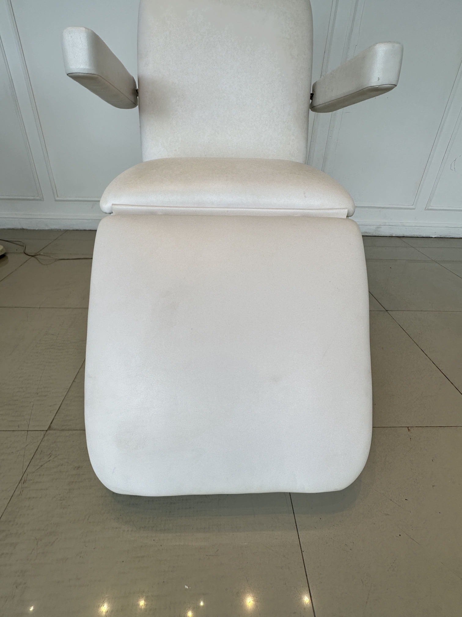 เตียงคลินิกไฟฟ้า เบาะหนัง PU สีครีม โครงขาเหล็กปรับเอนไฟฟ้า (แบบที่ 2) เตียงคลินิกไฟฟ้า เบาะหนัง PU สีครีม โครงขาเหล็กปรับเอนไฟฟ้า (แบบที่ 2)