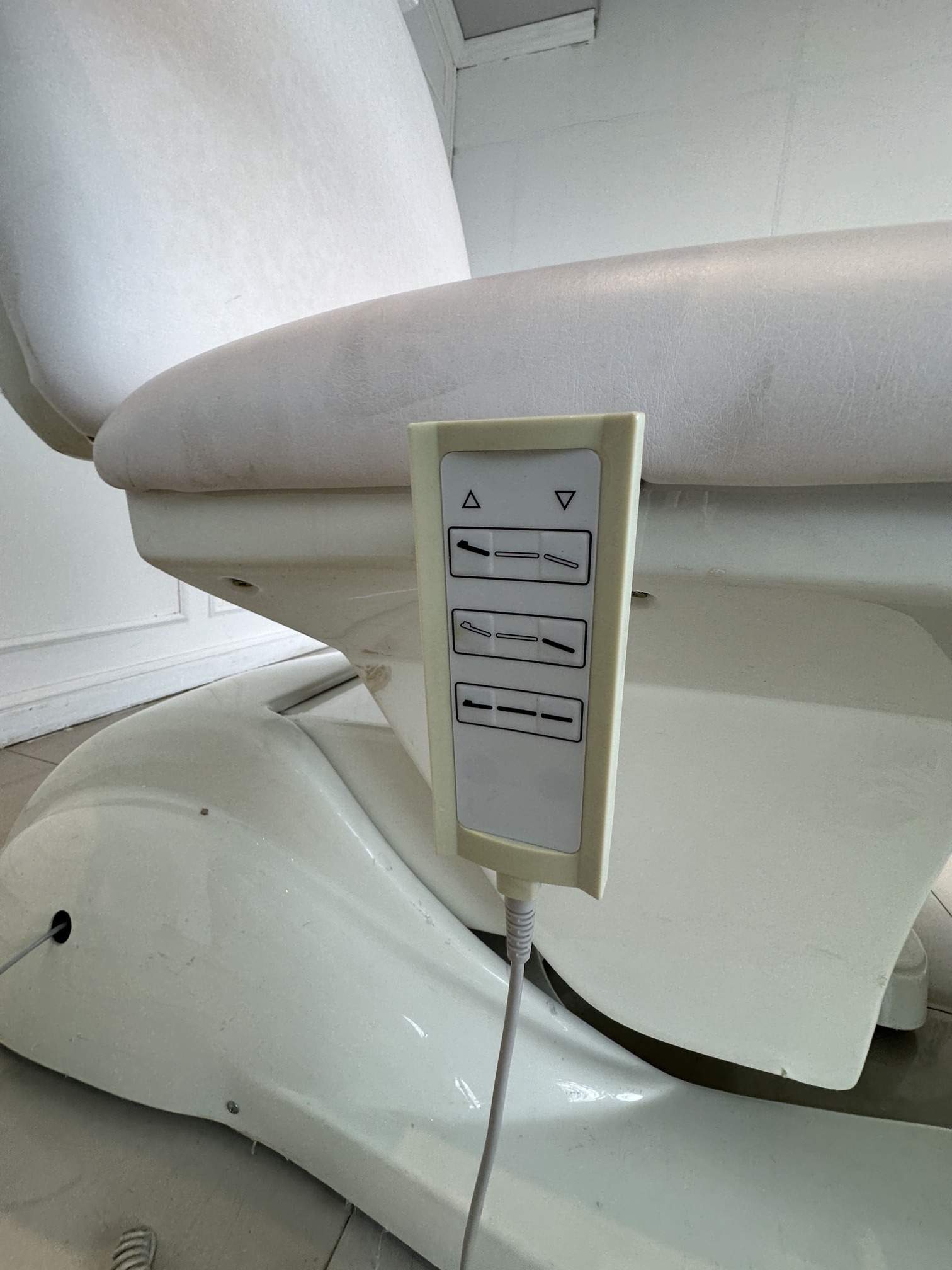 เตียงคลินิกไฟฟ้า เบาะหนัง PU สีครีม โครงขาเหล็กปรับเอนไฟฟ้า (แบบที่ 2) เตียงคลินิกไฟฟ้า เบาะหนัง PU สีครีม โครงขาเหล็กปรับเอนไฟฟ้า (แบบที่ 2)