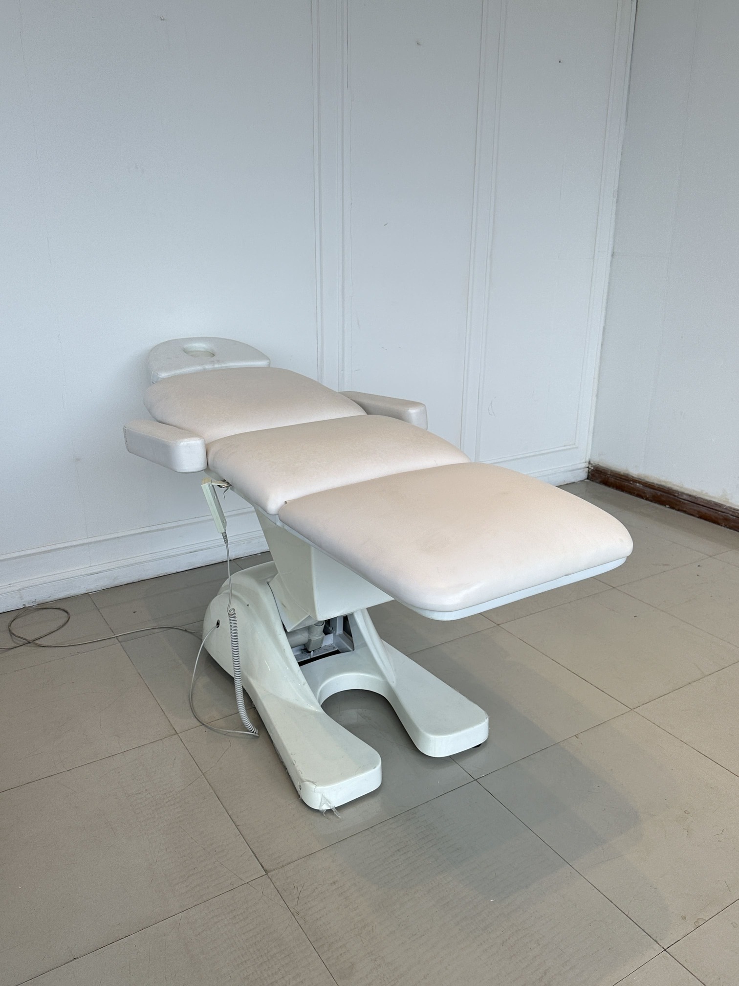 เตียงคลินิกไฟฟ้า เบาะหนัง PU สีครีม โครงขาเหล็กปรับเอนไฟฟ้า (แบบที่ 2) เตียงคลินิกไฟฟ้า เบาะหนัง PU สีครีม โครงขาเหล็กปรับเอนไฟฟ้า (แบบที่ 2)