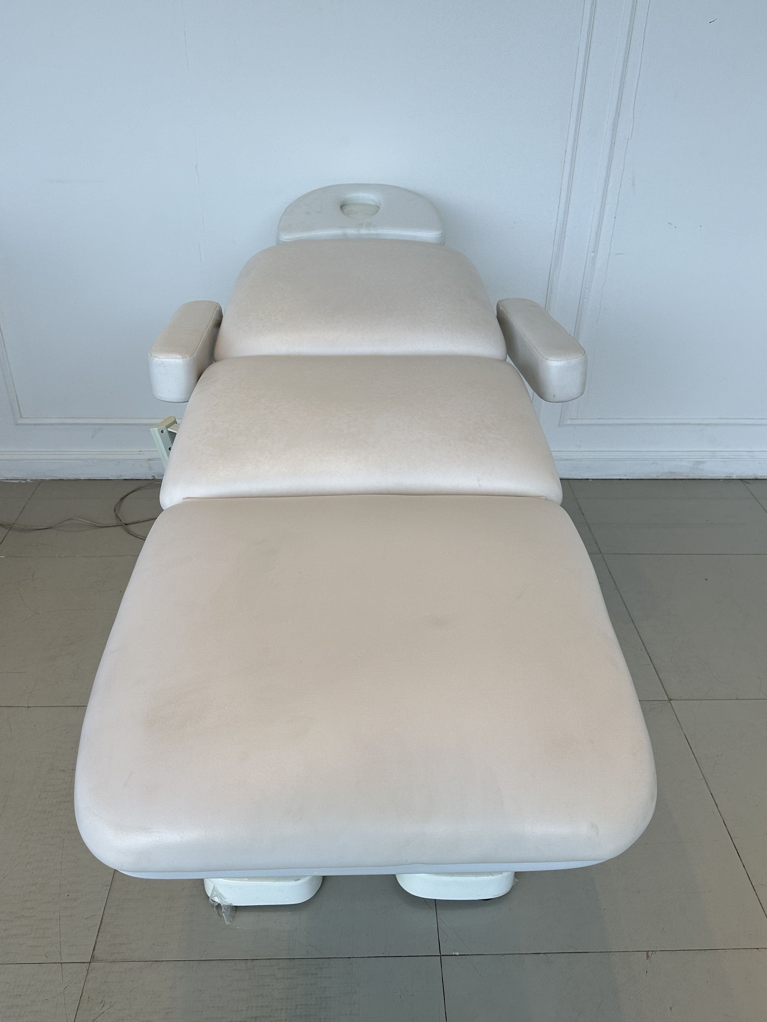 เตียงคลินิกไฟฟ้า เบาะหนัง PU สีครีม โครงขาเหล็กปรับเอนไฟฟ้า (แบบที่ 2) เตียงคลินิกไฟฟ้า เบาะหนัง PU สีครีม โครงขาเหล็กปรับเอนไฟฟ้า (แบบที่ 2)