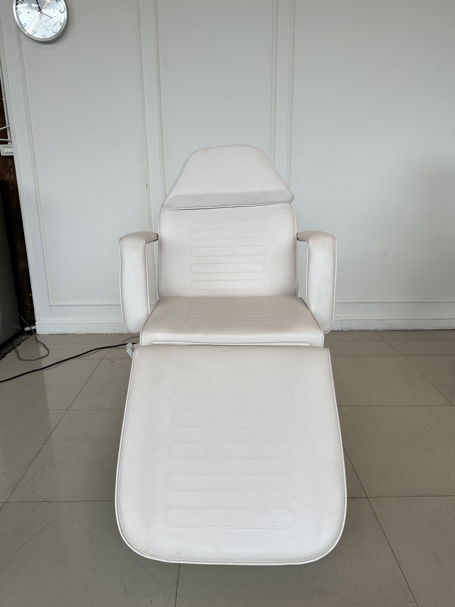 เตียงคลินิกไฟฟ้า เบาะหนัง PU สีครีม โครงขาเหล็กปรับเอนไฟฟ้า (แบบที่ 3) เตียงคลินิกไฟฟ้า เบาะหนัง PU สีครีม โครงขาเหล็กปรับเอนไฟฟ้า (แบบที่ 3)