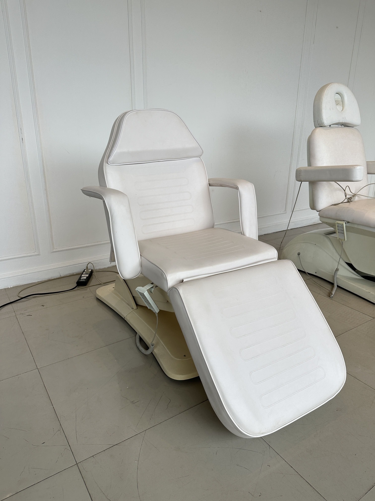 เตียงคลินิกไฟฟ้า เบาะหนัง PU สีครีม โครงขาเหล็กปรับเอนไฟฟ้า (แบบที่ 3) เตียงคลินิกไฟฟ้า เบาะหนัง PU สีครีม โครงขาเหล็กปรับเอนไฟฟ้า (แบบที่ 3)