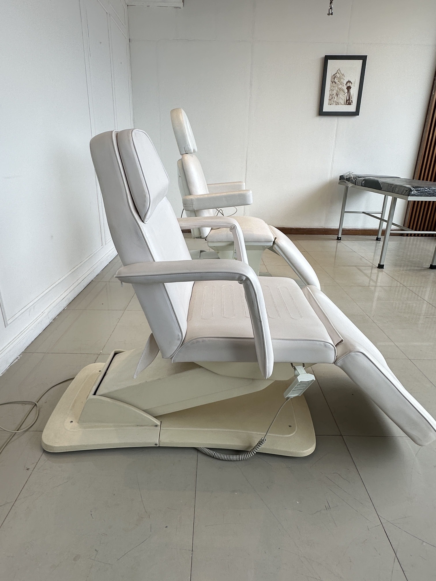 เตียงคลินิกไฟฟ้า เบาะหนัง PU สีครีม โครงขาเหล็กปรับเอนไฟฟ้า (แบบที่ 3) เตียงคลินิกไฟฟ้า เบาะหนัง PU สีครีม โครงขาเหล็กปรับเอนไฟฟ้า (แบบที่ 3)