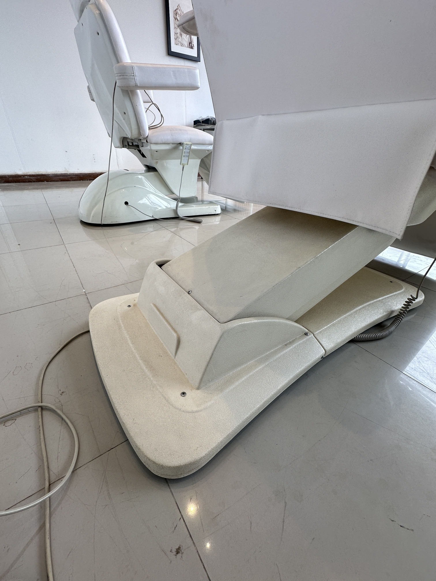 เตียงคลินิกไฟฟ้า เบาะหนัง PU สีครีม โครงขาเหล็กปรับเอนไฟฟ้า (แบบที่ 3) เตียงคลินิกไฟฟ้า เบาะหนัง PU สีครีม โครงขาเหล็กปรับเอนไฟฟ้า (แบบที่ 3)