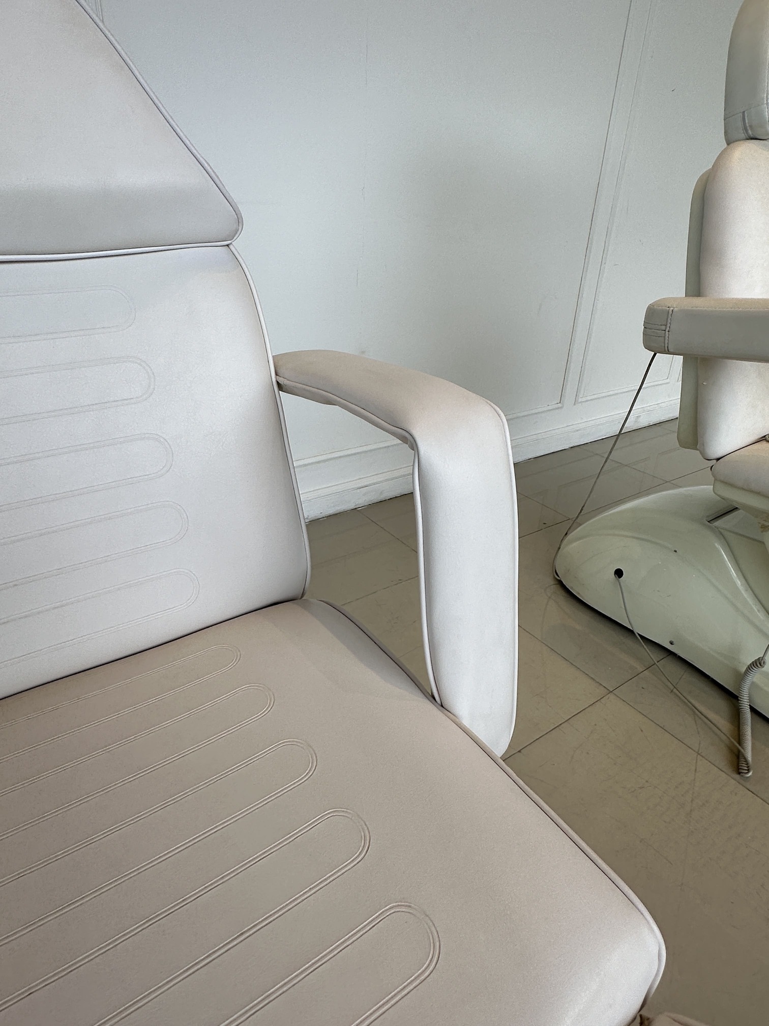 เตียงคลินิกไฟฟ้า เบาะหนัง PU สีครีม โครงขาเหล็กปรับเอนไฟฟ้า (แบบที่ 3) เตียงคลินิกไฟฟ้า เบาะหนัง PU สีครีม โครงขาเหล็กปรับเอนไฟฟ้า (แบบที่ 3)