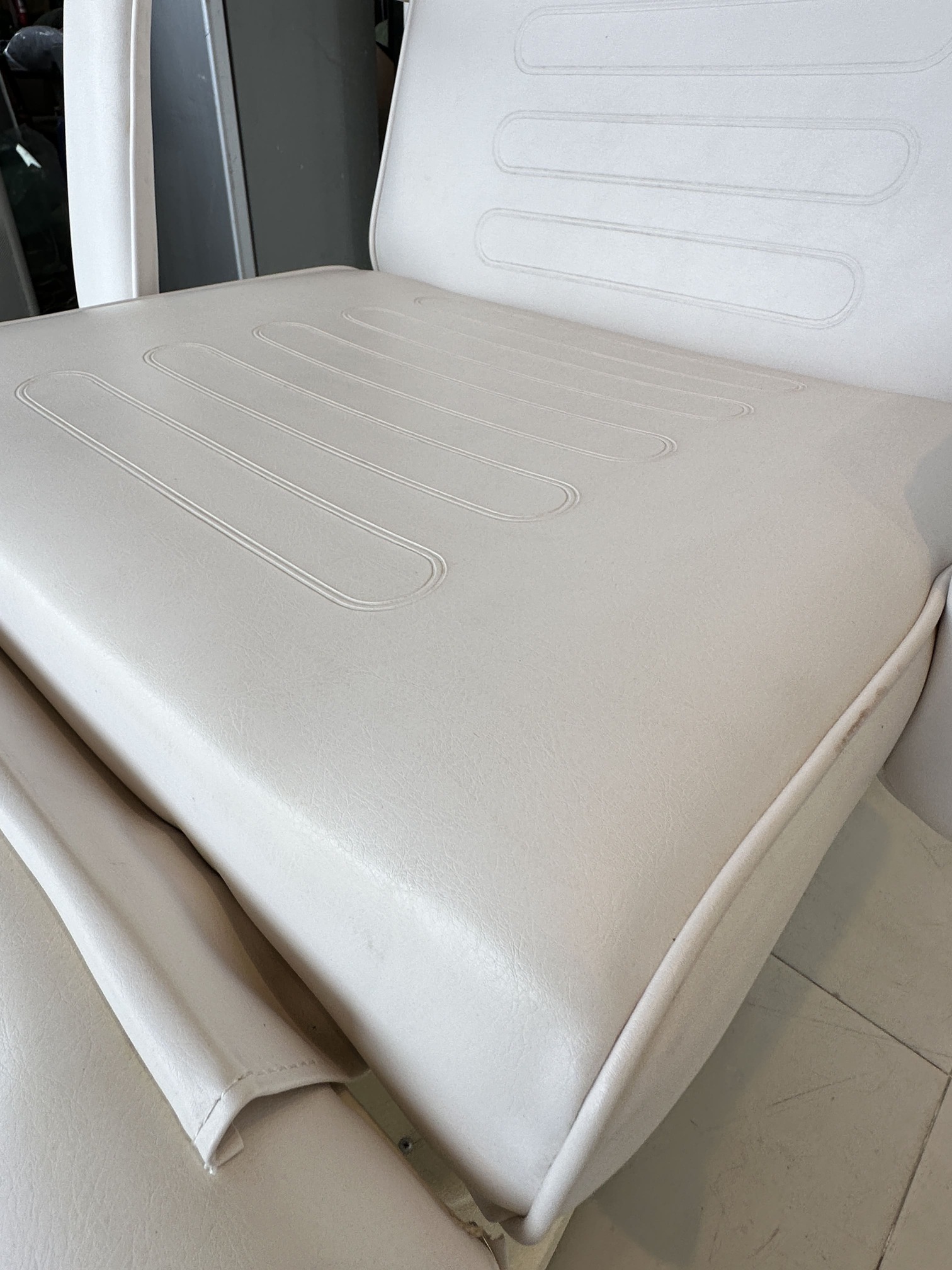 เตียงคลินิกไฟฟ้า เบาะหนัง PU สีครีม โครงขาเหล็กปรับเอนไฟฟ้า (แบบที่ 3) เตียงคลินิกไฟฟ้า เบาะหนัง PU สีครีม โครงขาเหล็กปรับเอนไฟฟ้า (แบบที่ 3)