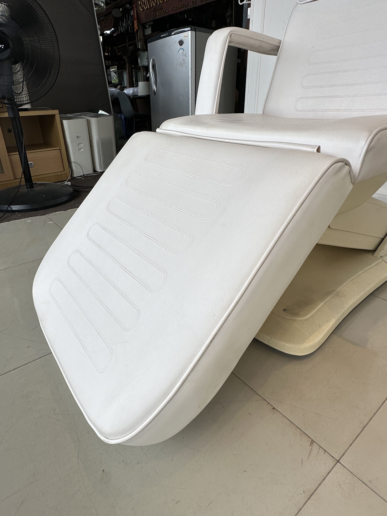 เตียงคลินิกไฟฟ้า เบาะหนัง PU สีครีม โครงขาเหล็กปรับเอนไฟฟ้า (แบบที่ 3) เตียงคลินิกไฟฟ้า เบาะหนัง PU สีครีม โครงขาเหล็กปรับเอนไฟฟ้า (แบบที่ 3)