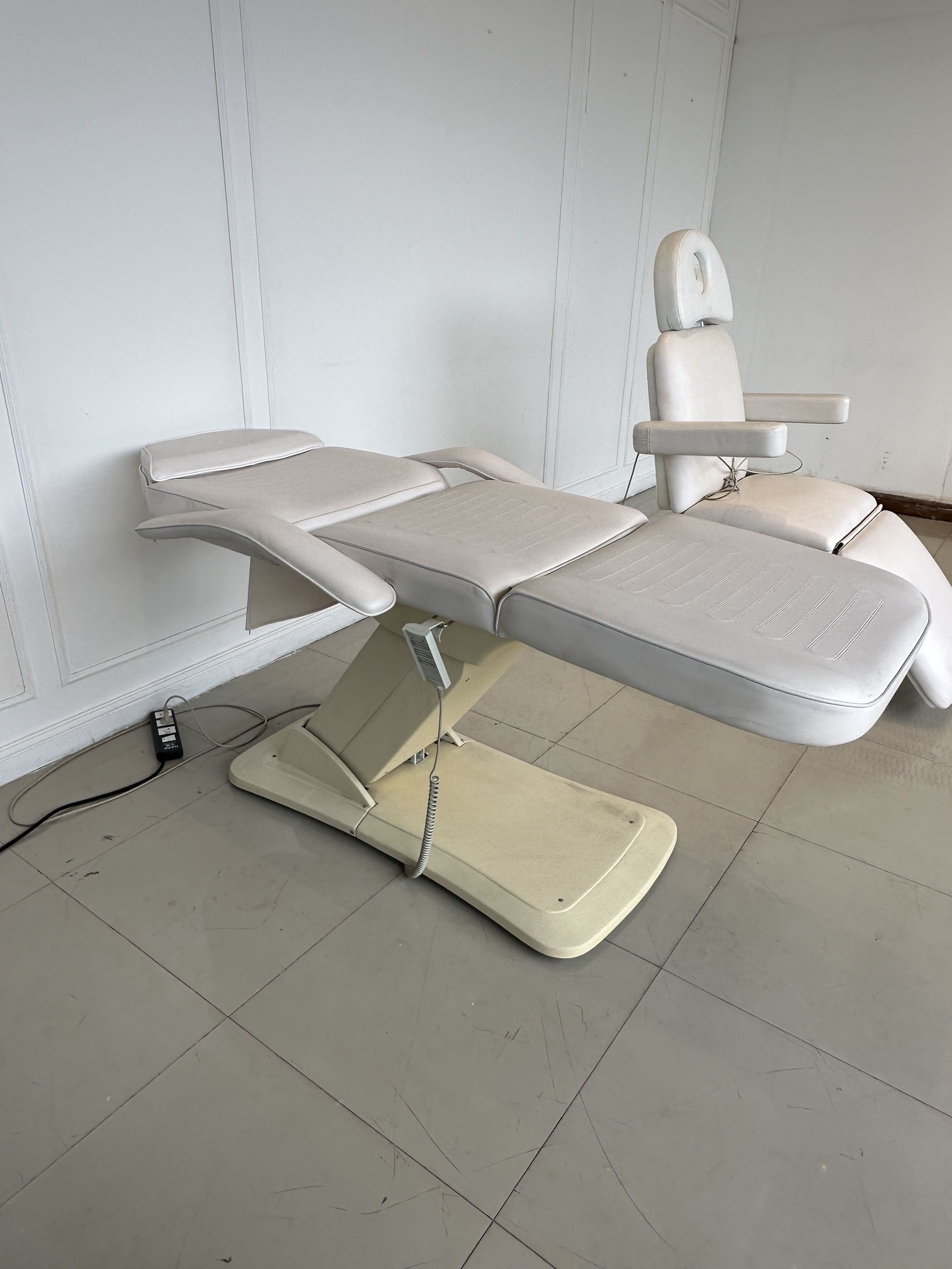 เตียงคลินิกไฟฟ้า เบาะหนัง PU สีครีม โครงขาเหล็กปรับเอนไฟฟ้า (แบบที่ 3) เตียงคลินิกไฟฟ้า เบาะหนัง PU สีครีม โครงขาเหล็กปรับเอนไฟฟ้า (แบบที่ 3)