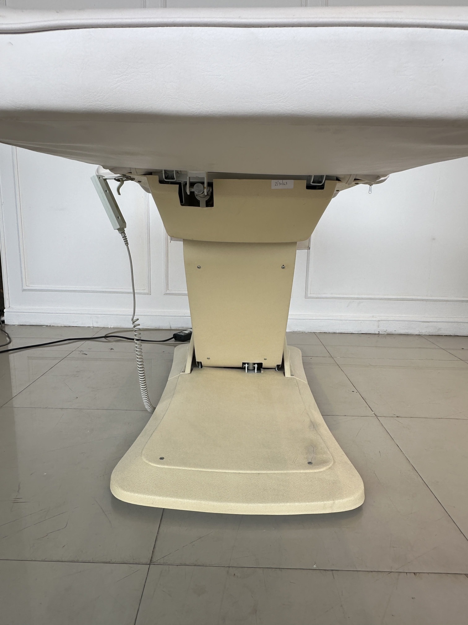 เตียงคลินิกไฟฟ้า เบาะหนัง PU สีครีม โครงขาเหล็กปรับเอนไฟฟ้า (แบบที่ 3) เตียงคลินิกไฟฟ้า เบาะหนัง PU สีครีม โครงขาเหล็กปรับเอนไฟฟ้า (แบบที่ 3)