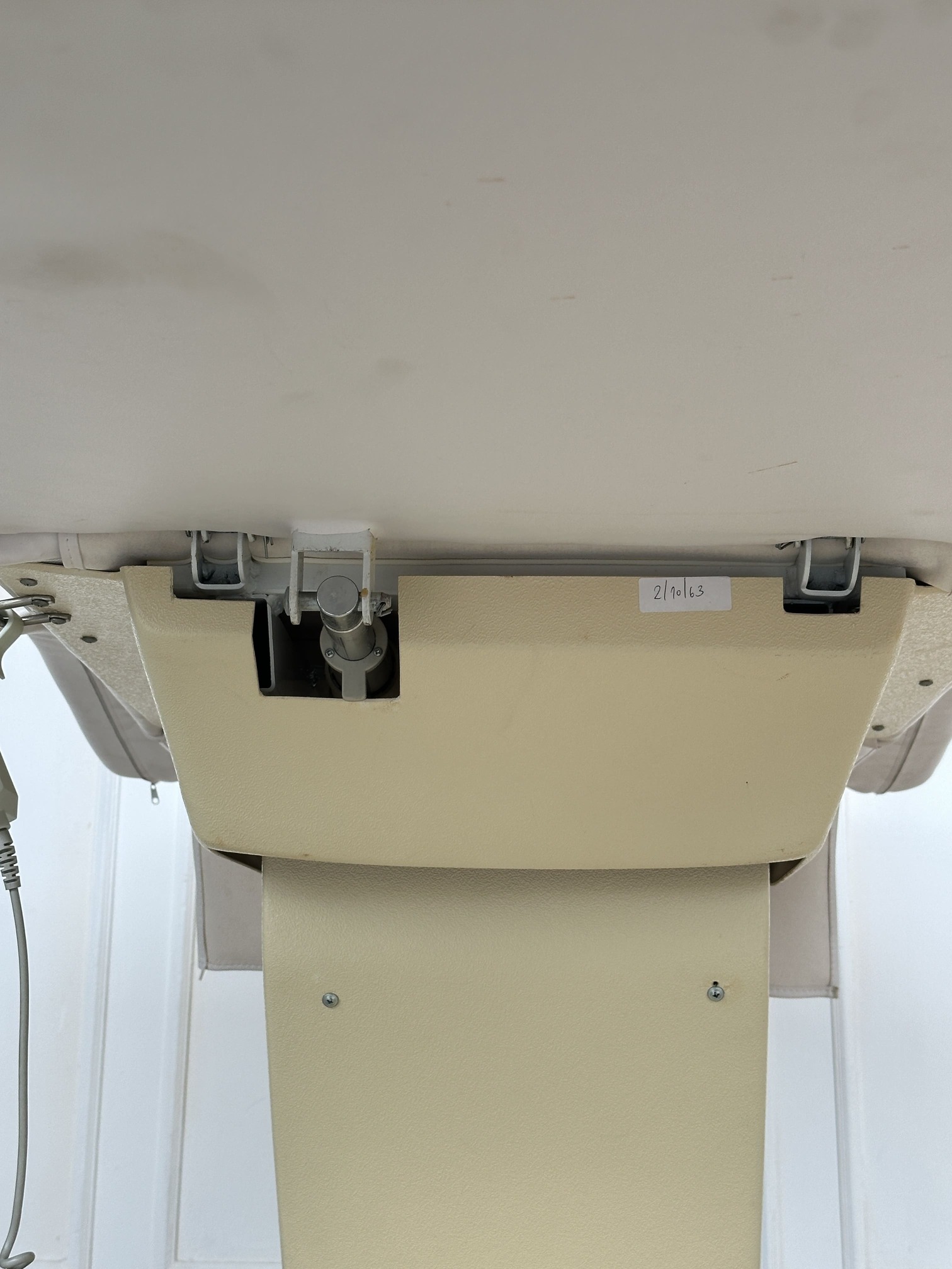 เตียงคลินิกไฟฟ้า เบาะหนัง PU สีครีม โครงขาเหล็กปรับเอนไฟฟ้า (แบบที่ 3) เตียงคลินิกไฟฟ้า เบาะหนัง PU สีครีม โครงขาเหล็กปรับเอนไฟฟ้า (แบบที่ 3)