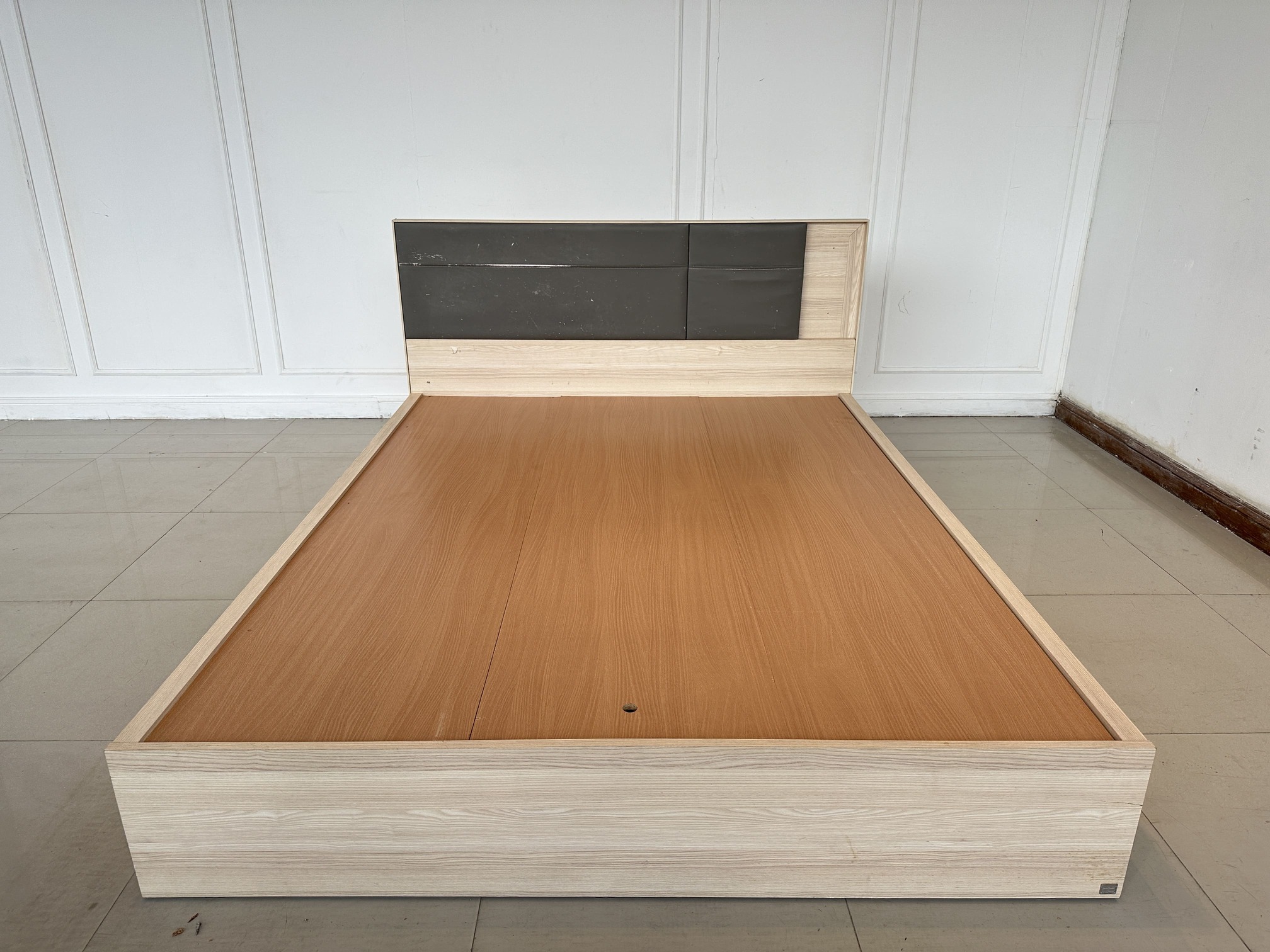 เตียง 5 ฟุต แบรนด์ SB FURNITURE หัวเตียงหุ้มหนัง PU สีเทา เตียง 5 ฟุต แบรนด์ SB FURNITURE หัวเตียงหุ้มหนัง PU สีเทา