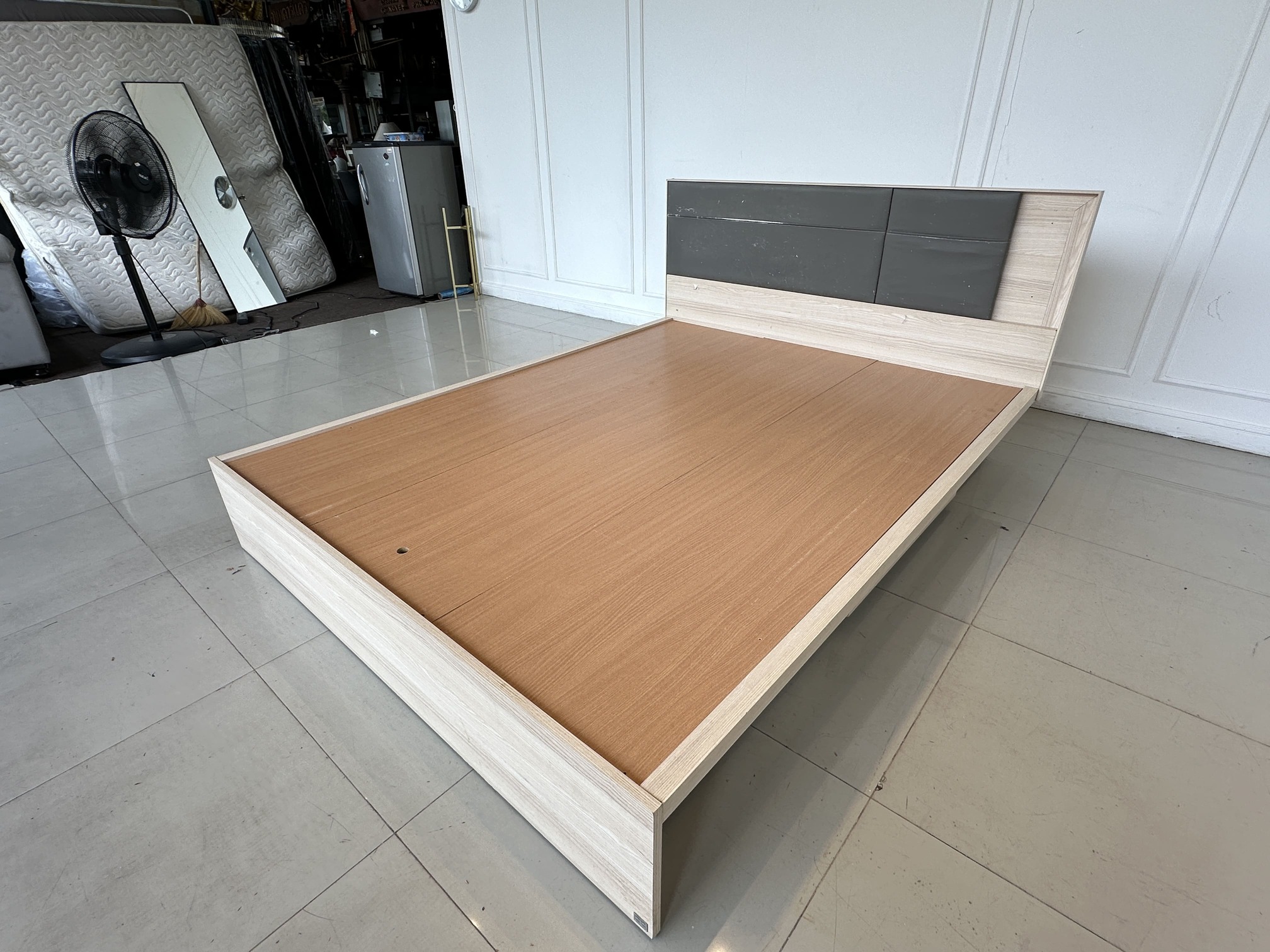 เตียง 5 ฟุต แบรนด์ SB FURNITURE หัวเตียงหุ้มหนัง PU สีเทา เตียง 5 ฟุต แบรนด์ SB FURNITURE หัวเตียงหุ้มหนัง PU สีเทา