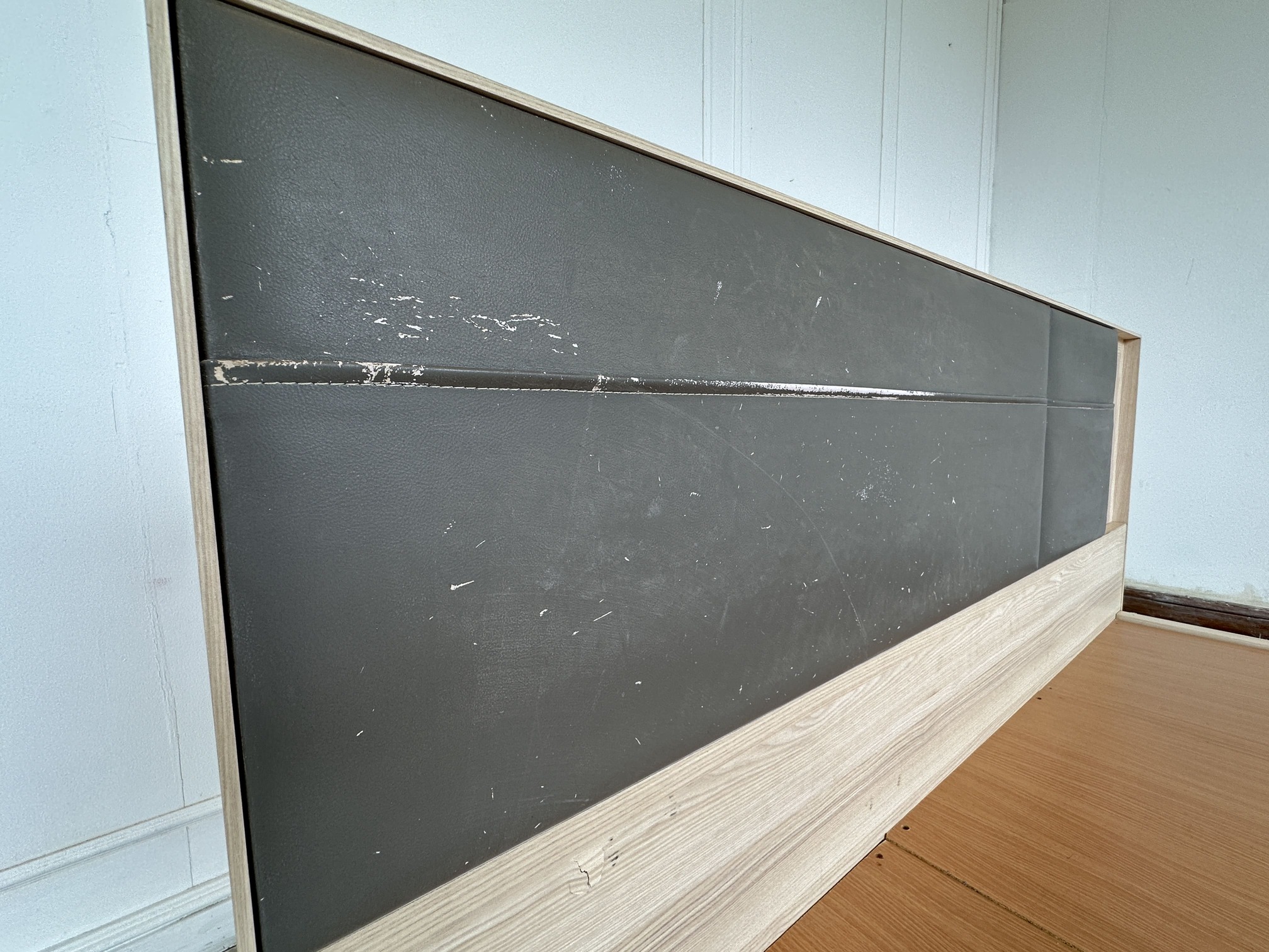 เตียง 5 ฟุต แบรนด์ SB FURNITURE หัวเตียงหุ้มหนัง PU สีเทา เตียง 5 ฟุต แบรนด์ SB FURNITURE หัวเตียงหุ้มหนัง PU สีเทา