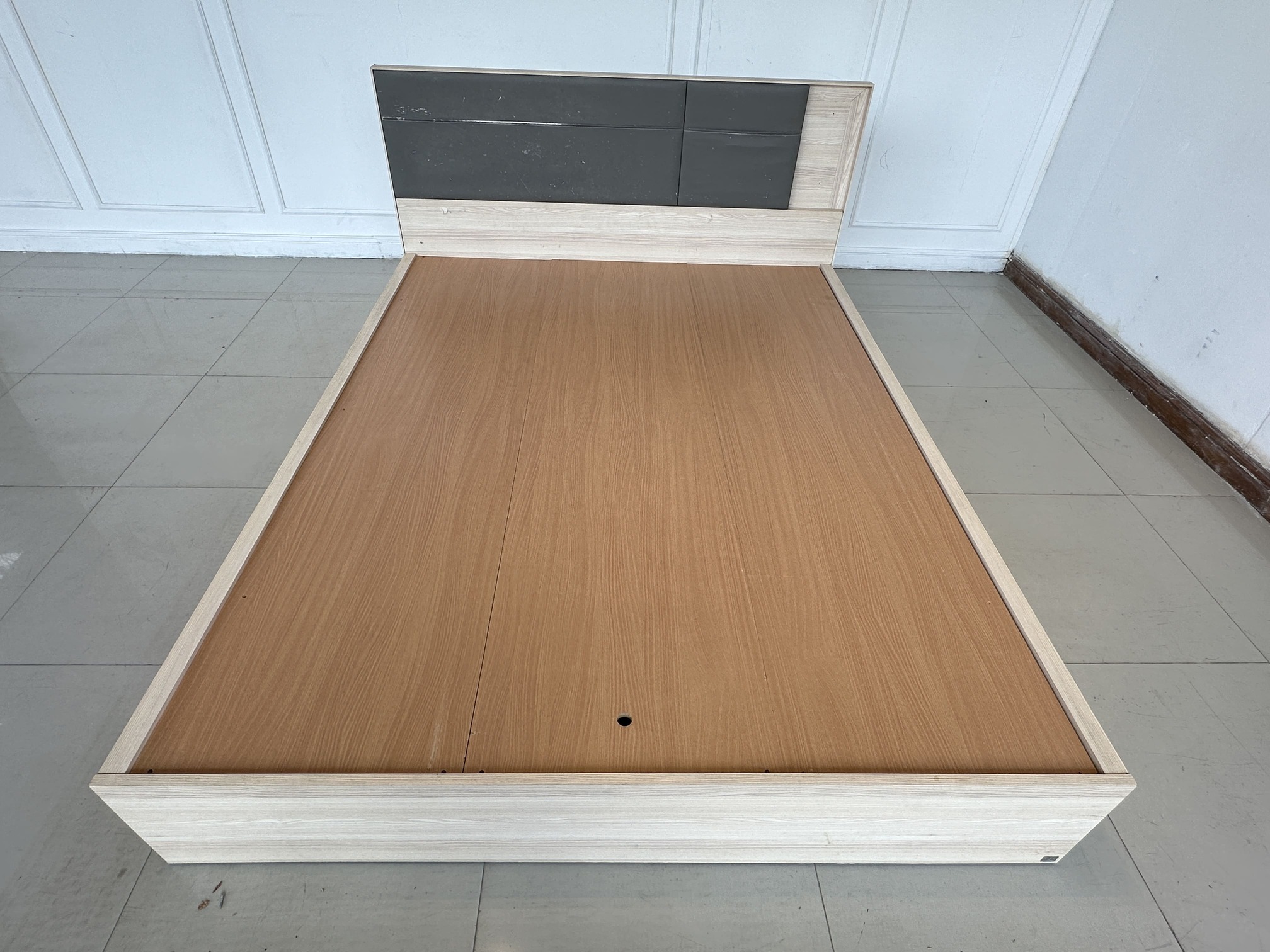 เตียง 5 ฟุต แบรนด์ SB FURNITURE หัวเตียงหุ้มหนัง PU สีเทา เตียง 5 ฟุต แบรนด์ SB FURNITURE หัวเตียงหุ้มหนัง PU สีเทา