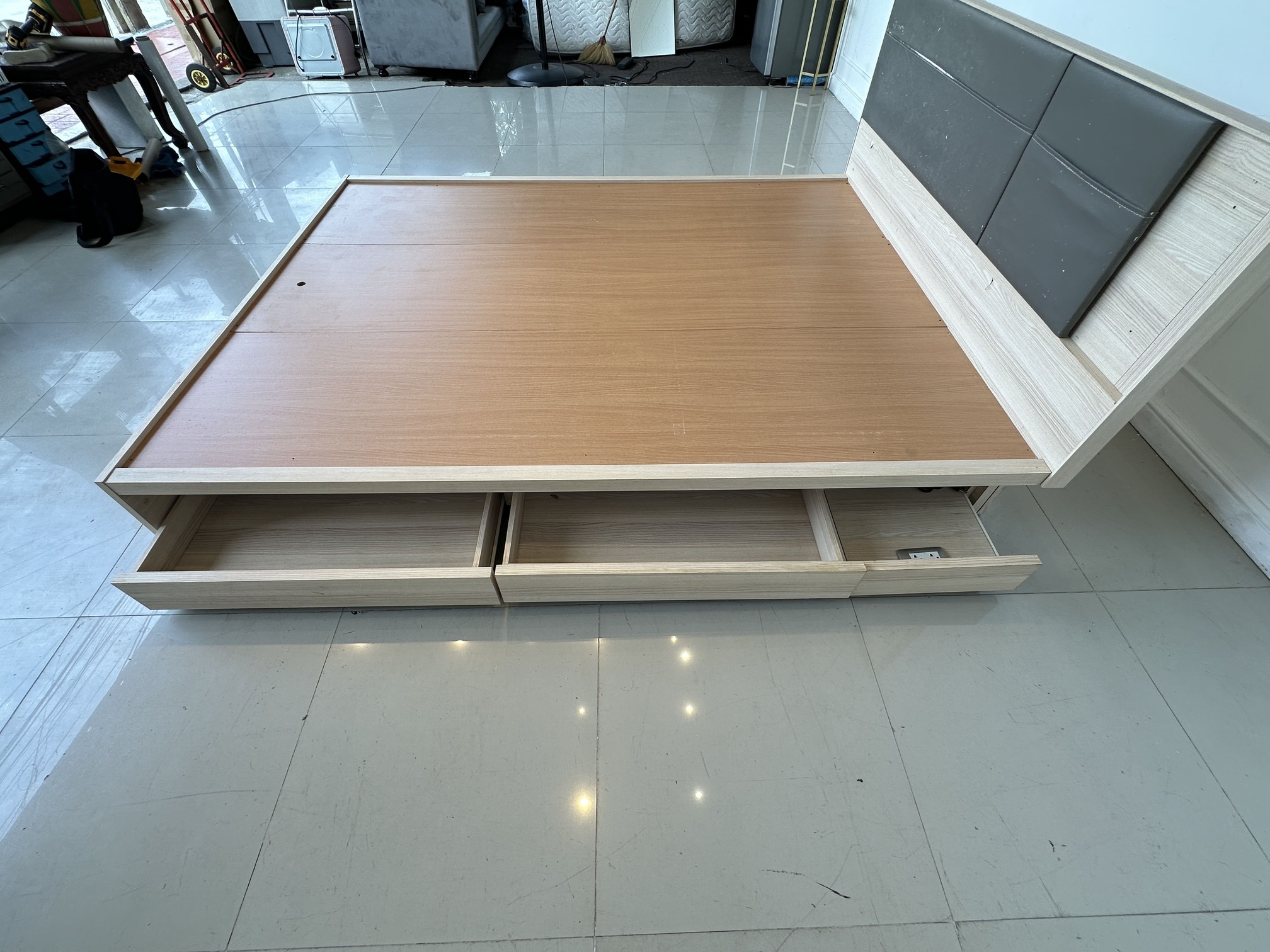 เตียง 5 ฟุต แบรนด์ SB FURNITURE หัวเตียงหุ้มหนัง PU สีเทา เตียง 5 ฟุต แบรนด์ SB FURNITURE หัวเตียงหุ้มหนัง PU สีเทา