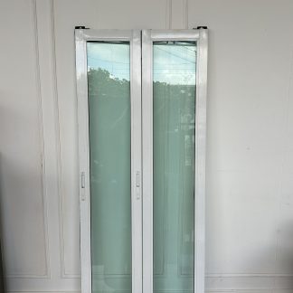 ประตูบานพับ โครงอลูมิเนียมสีขาว