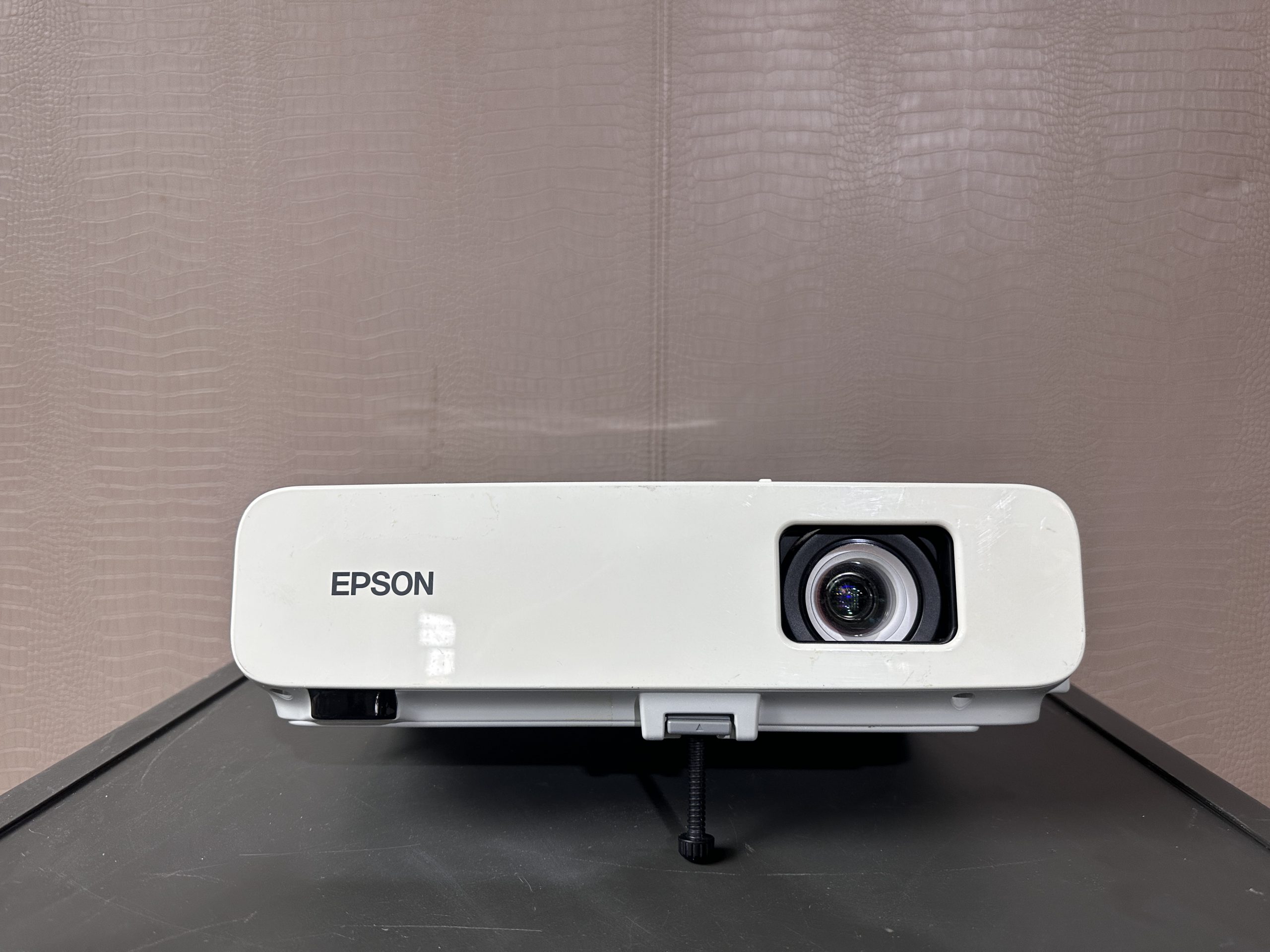 โปรเจคเตอร์ แบรนด์ EPSON รุ่น EB-84 โปรเจคเตอร์ แบรนด์ EPSON รุ่น EB-84