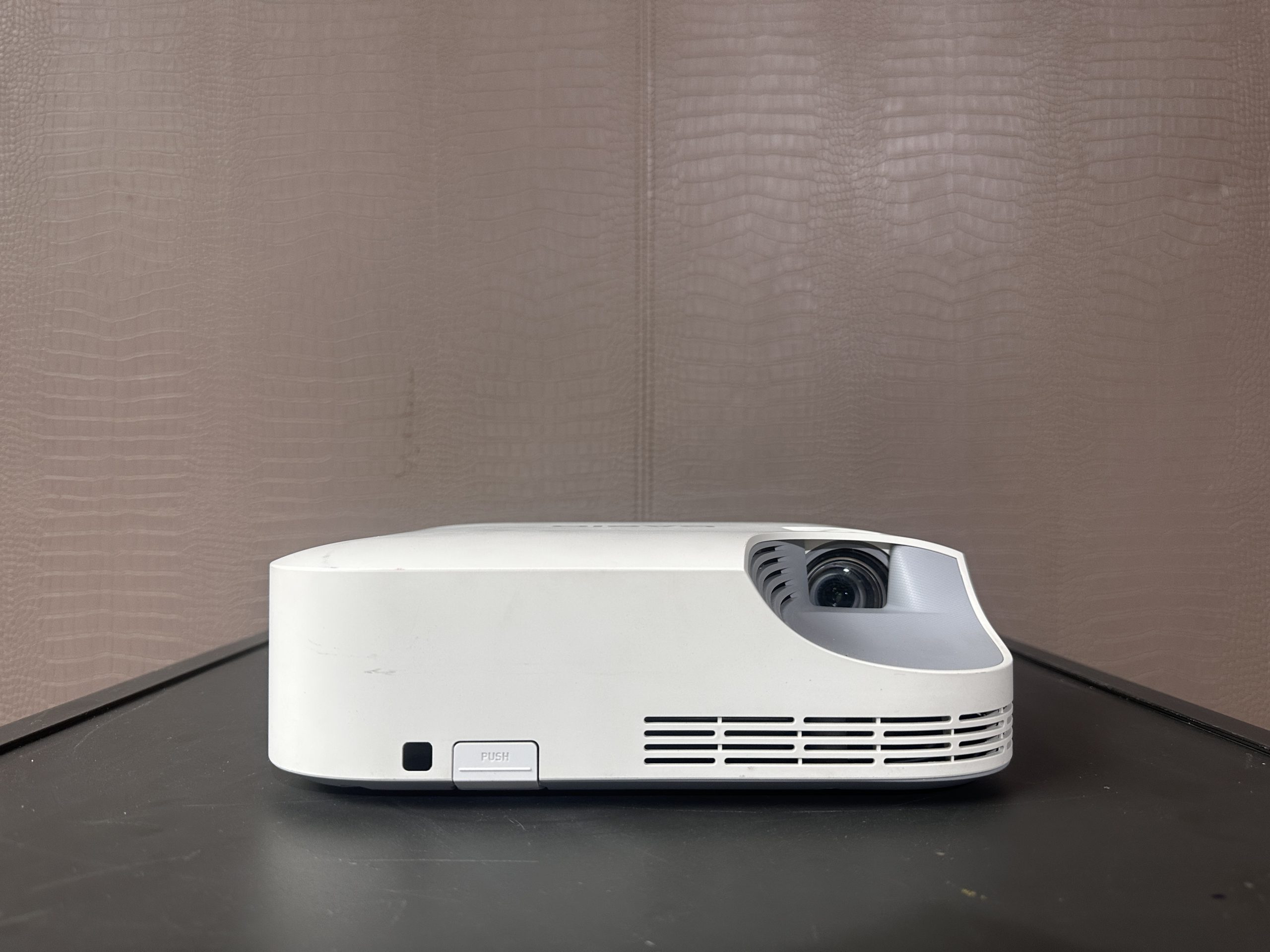 โปรเจคเตอร์ แบรนด์ CASIO รุ่น XJ-V2 สีขาว โปรเจคเตอร์ แบรนด์ CASIO รุ่น XJ-V2 สีขาว