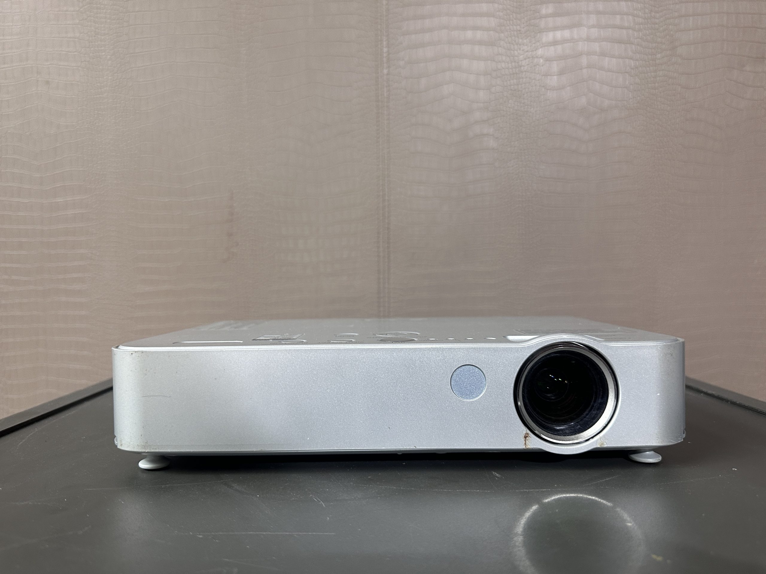 LCD โปรเจเตอร์ แบรนด์ Panasonic รุ่น PT-LB51 LCD โปรเจเตอร์ แบรนด์ Panasonic รุ่น PT-LB51