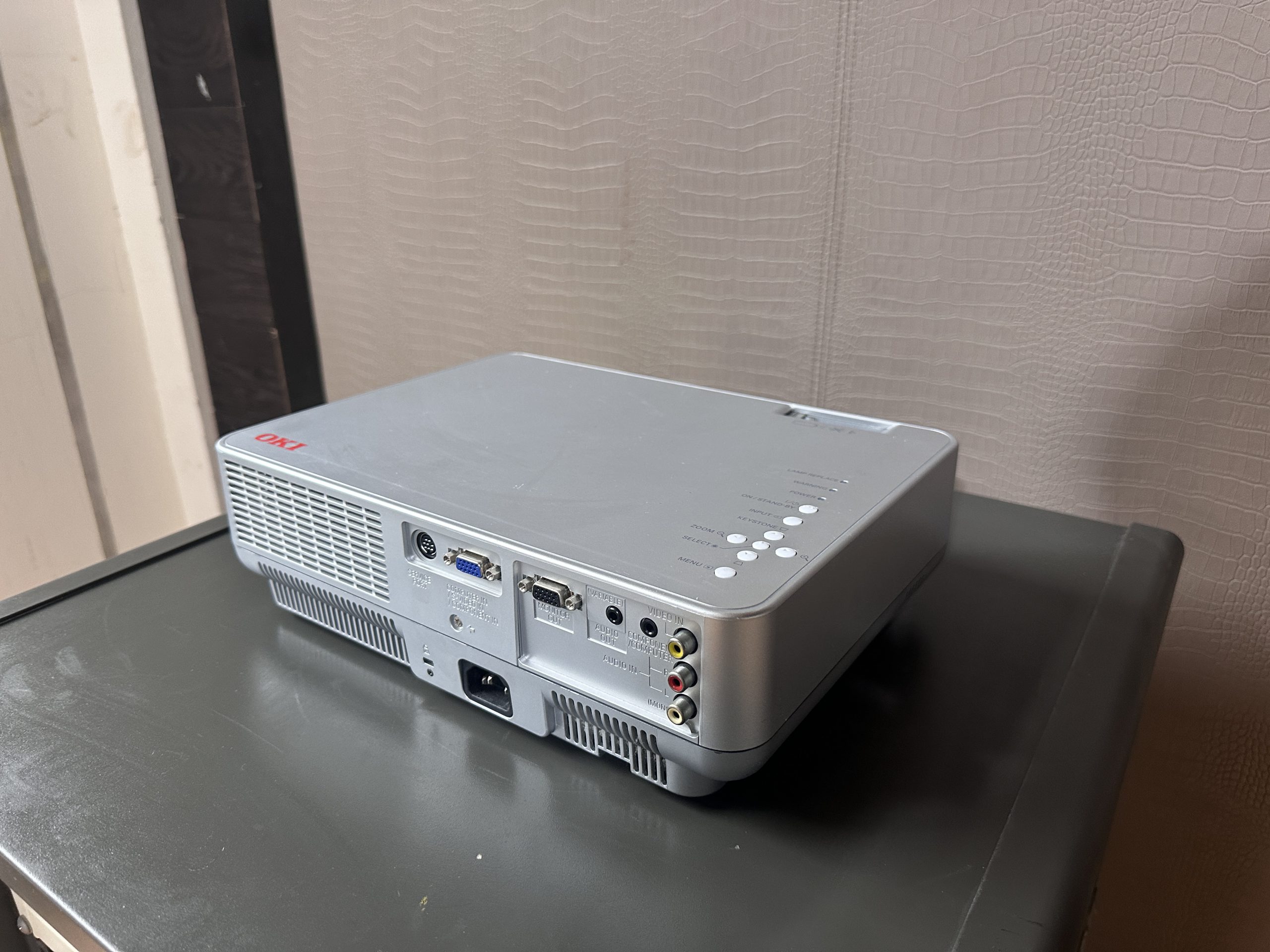 โปรเจคเตอร์ แบรนด์ OKI Model OKI-P15X โปรเจคเตอร์ แบรนด์ OKI Model OKI-P15X