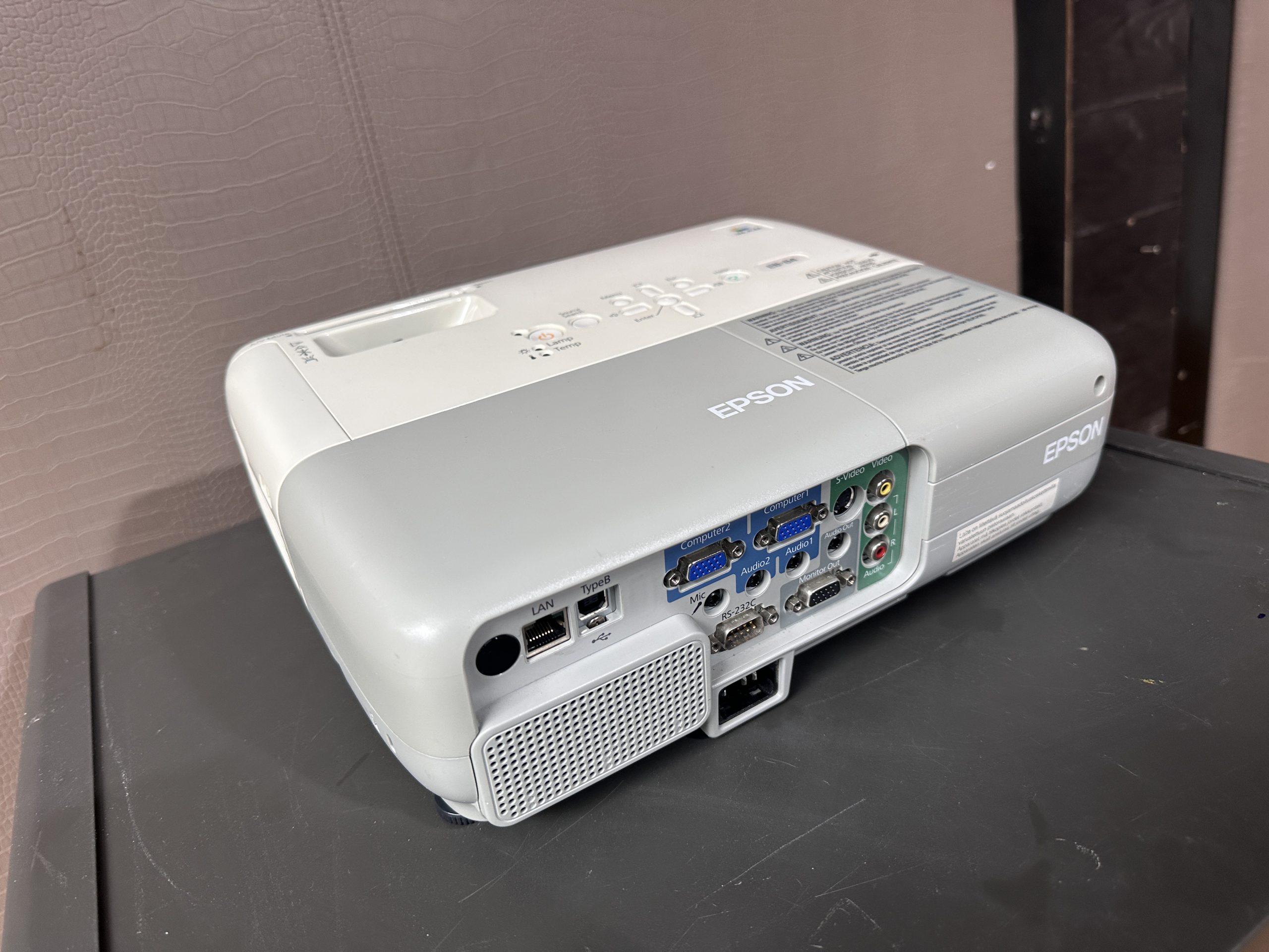 โปรเจคเตอร์ แบรนด์ EPSON รุ่น EB-84 โปรเจคเตอร์ แบรนด์ EPSON รุ่น EB-84