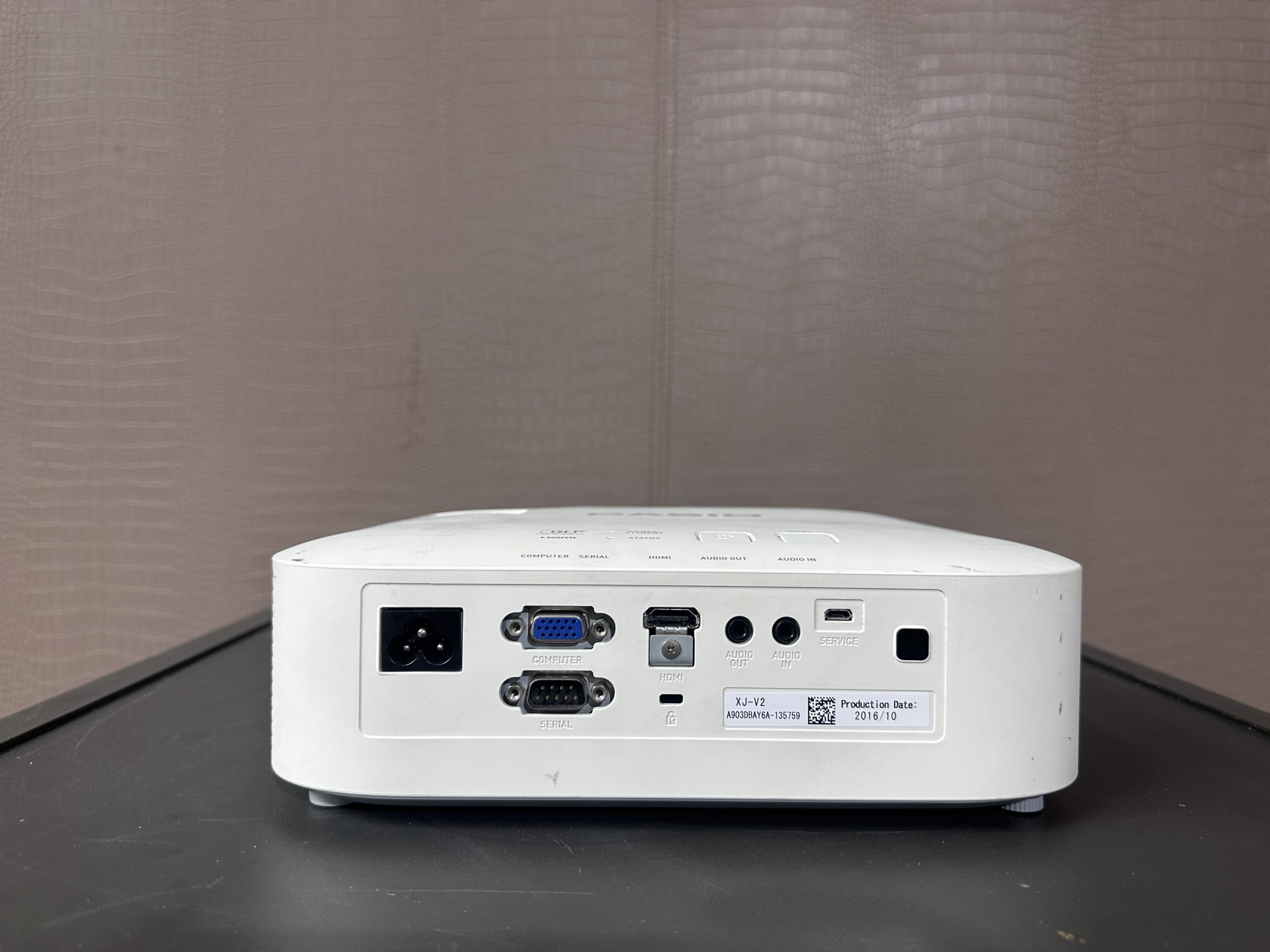 โปรเจคเตอร์ แบรนด์ CASIO รุ่น XJ-V2 สีขาว โปรเจคเตอร์ แบรนด์ CASIO รุ่น XJ-V2 สีขาว