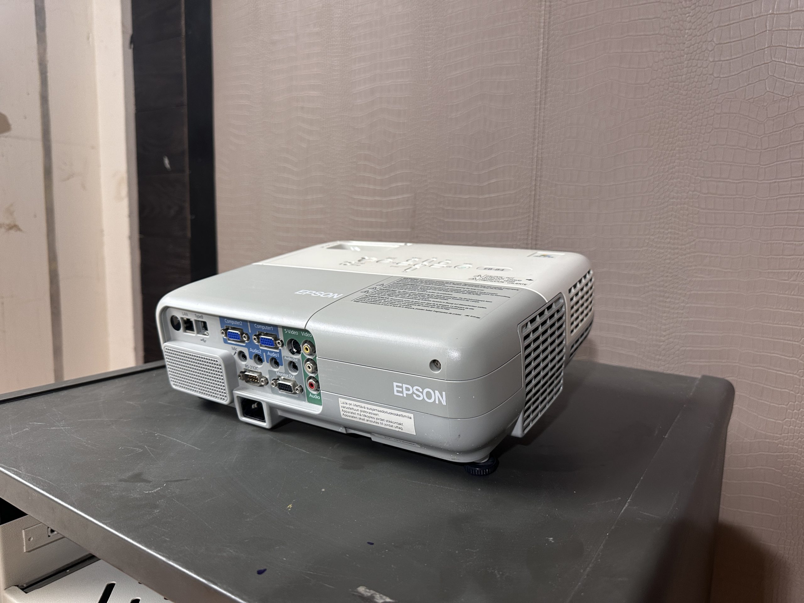 โปรเจคเตอร์ แบรนด์ EPSON รุ่น EB-84 โปรเจคเตอร์ แบรนด์ EPSON รุ่น EB-84